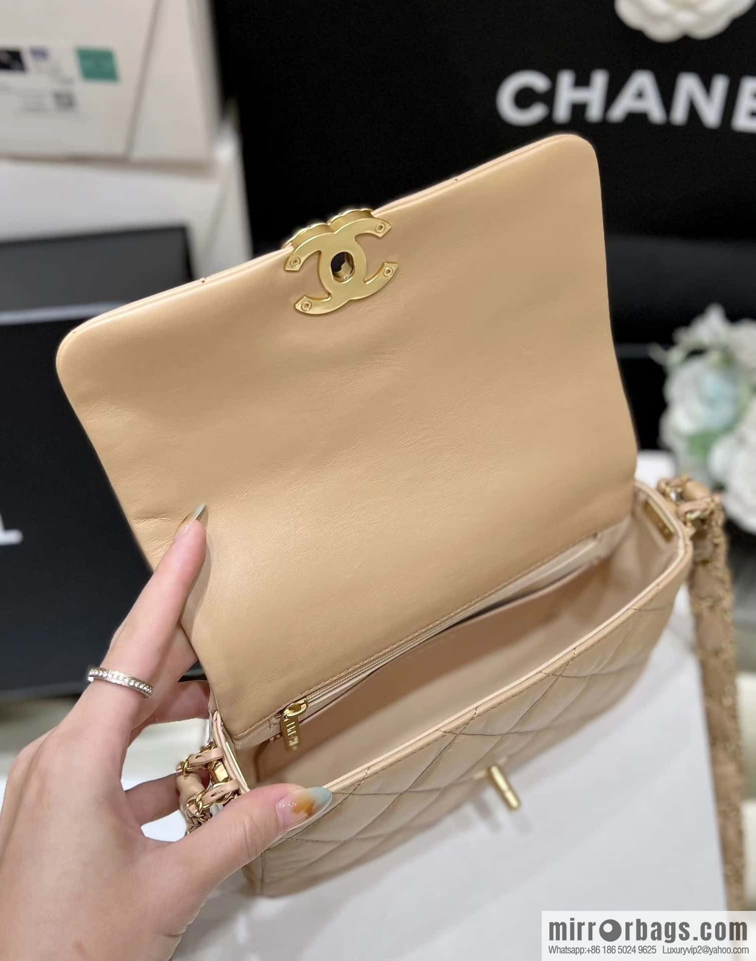 CHANEL 23K Autumn and Winter Series 19 Vintage Tofu Bag AS4423