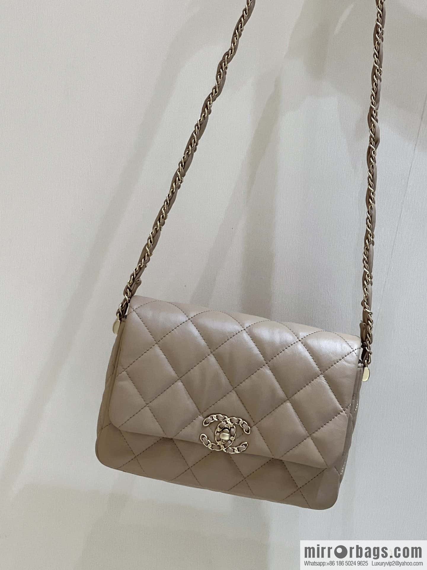 CHANEL 23K Autumn and Winter Series 19 Vintage Tofu Bag AS4423