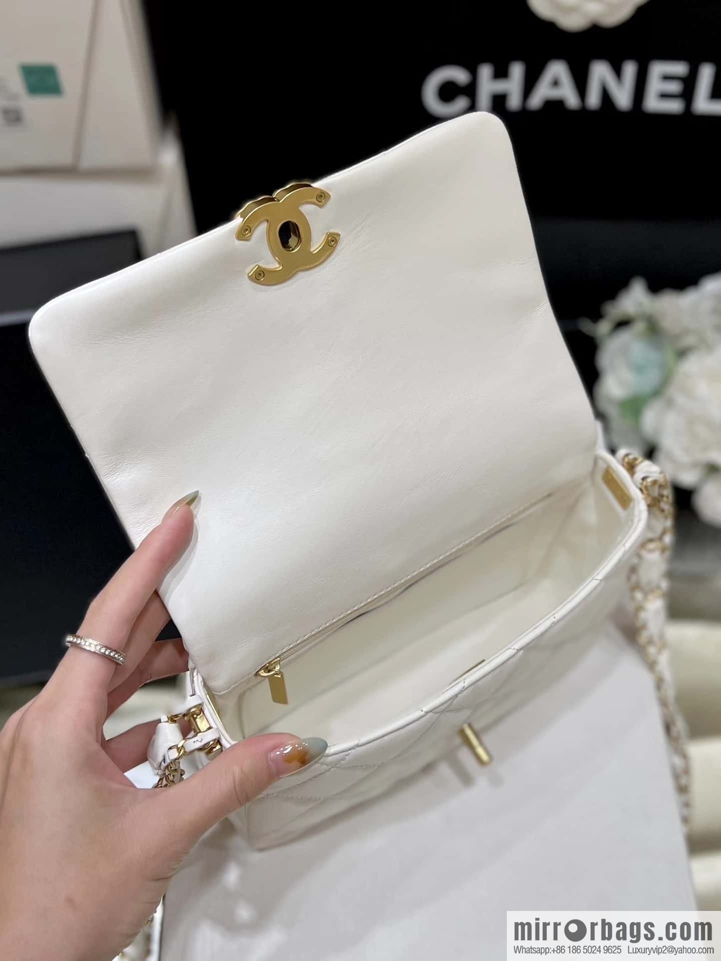 CHANEL 23K Autumn and Winter Collection 19 Vintage Tofu Bag AS4423 White