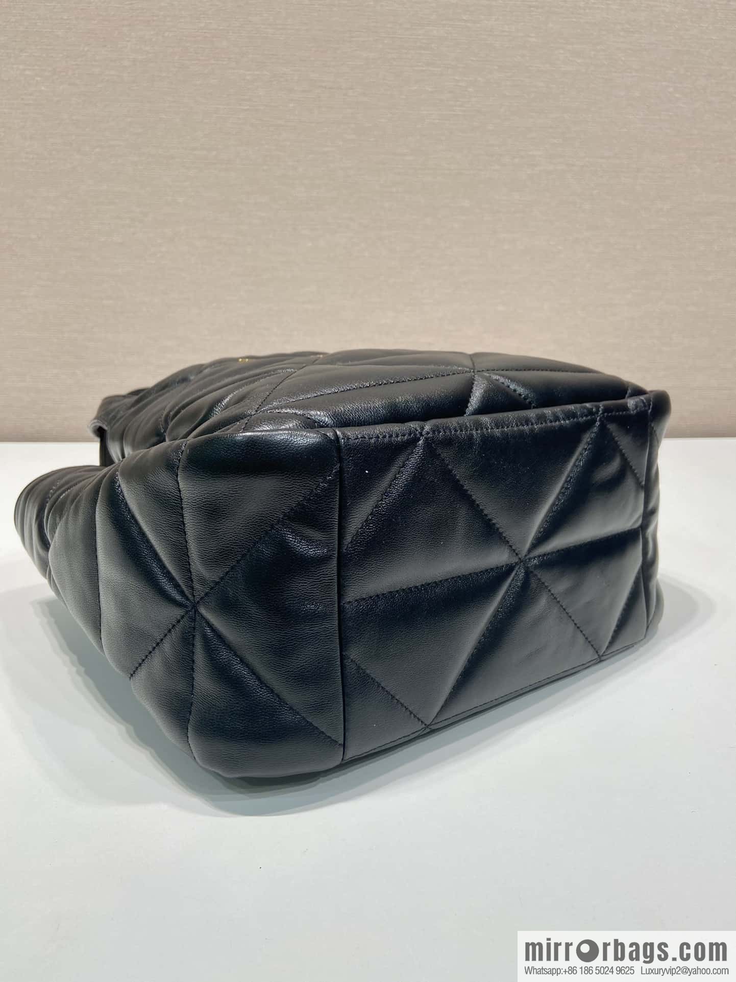 PRADA imported sheepskin new medium 🎉 shopping bag/hobo bag 1BG335