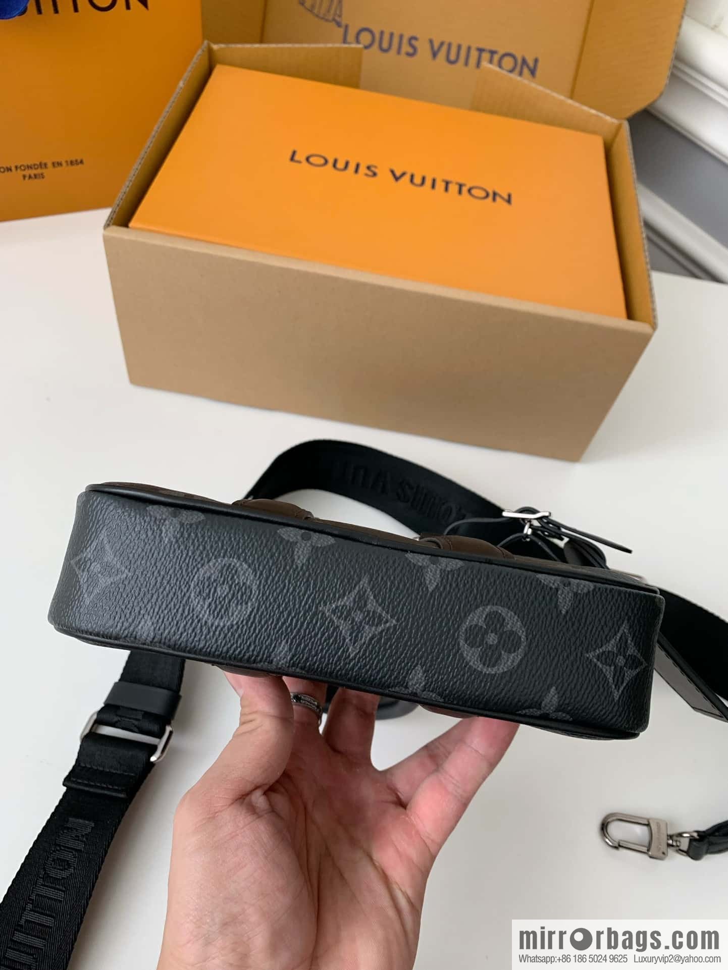 LV M82770 Nano Porte Documents Voyage