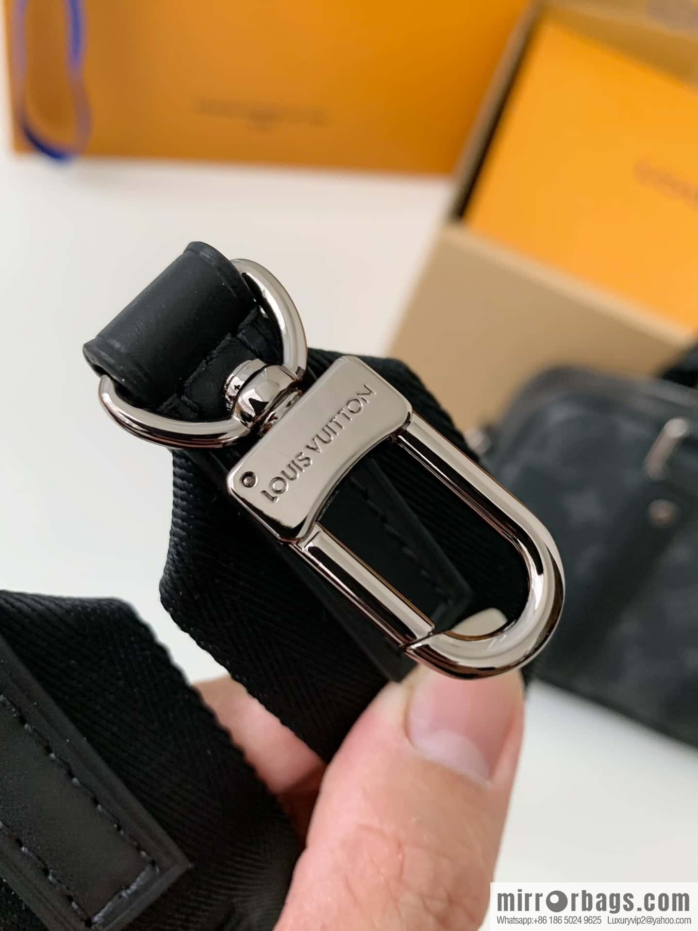 LV M82770 Nano Porte Documents Voyage