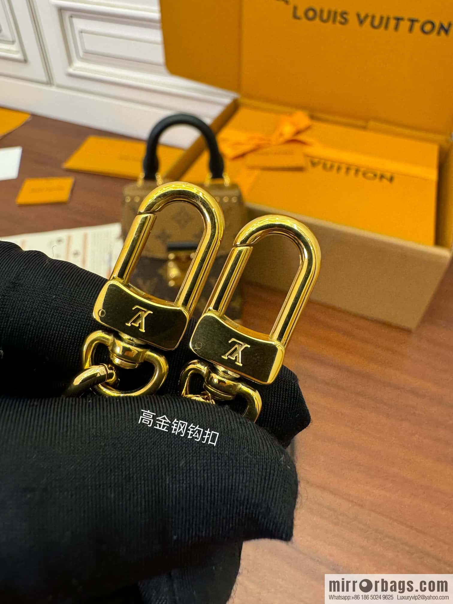 LV M82465 CAMERA BOX handbag