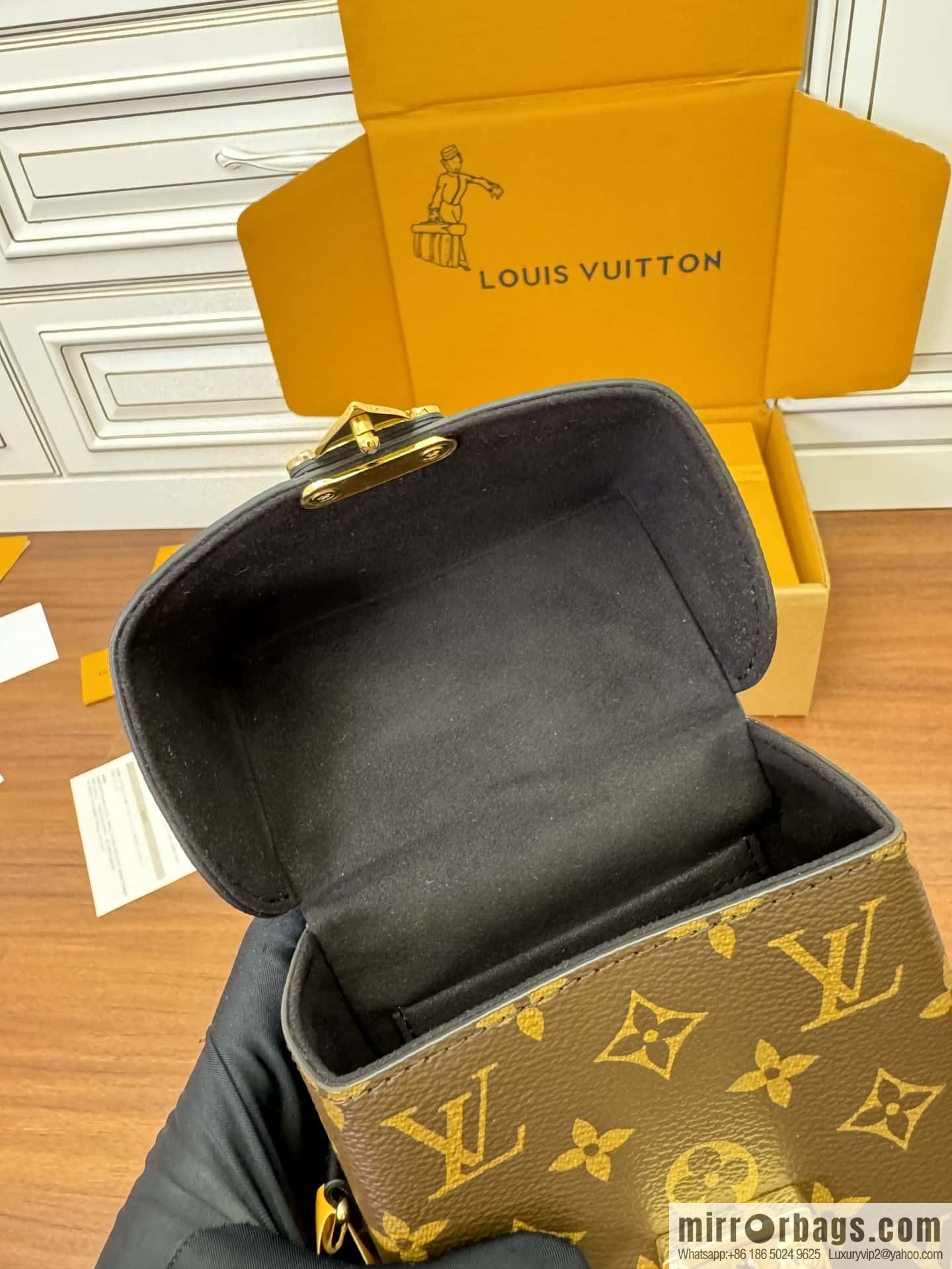 LV M82465 CAMERA BOX handbag