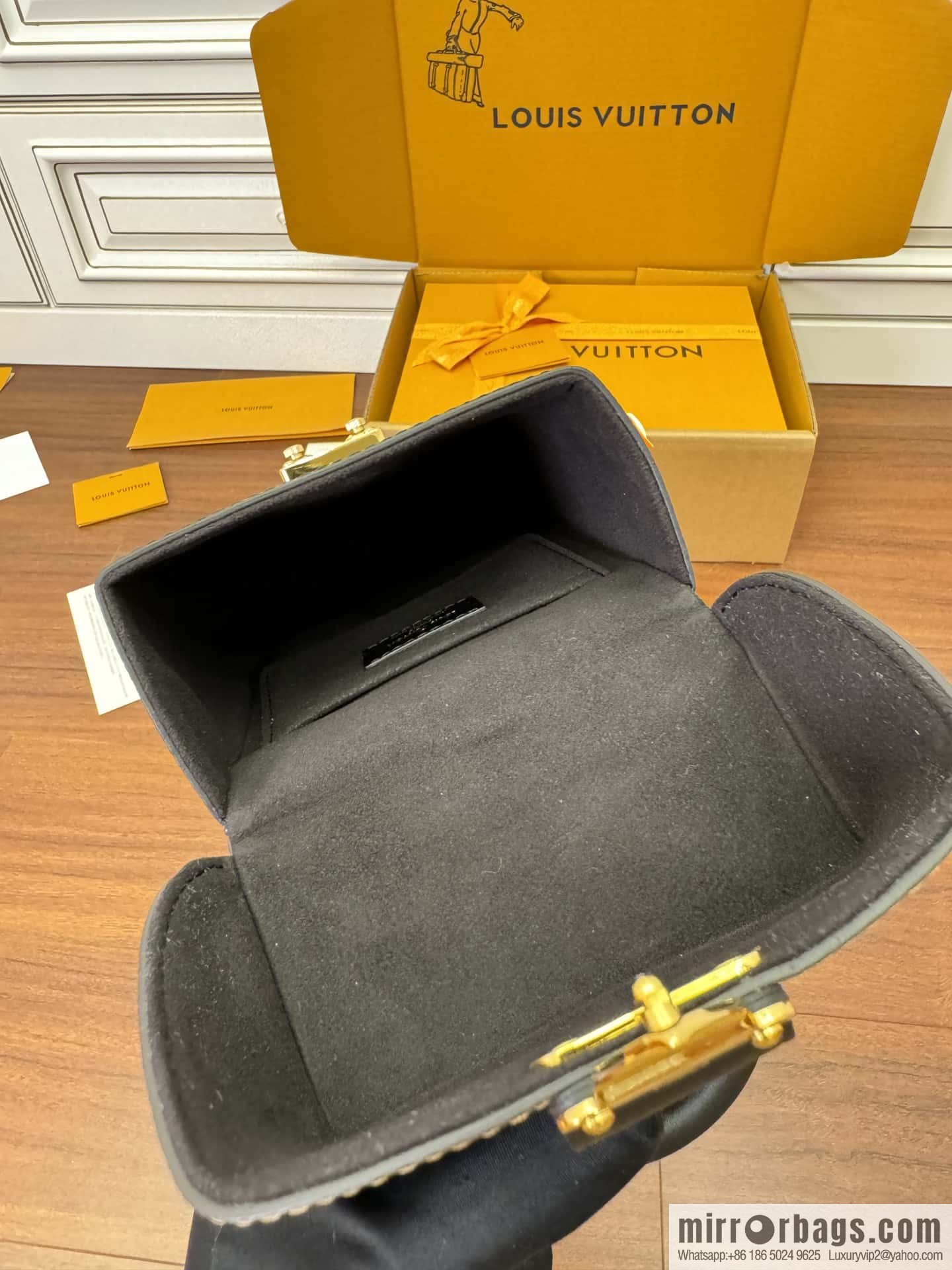 LV M82465 CAMERA BOX handbag