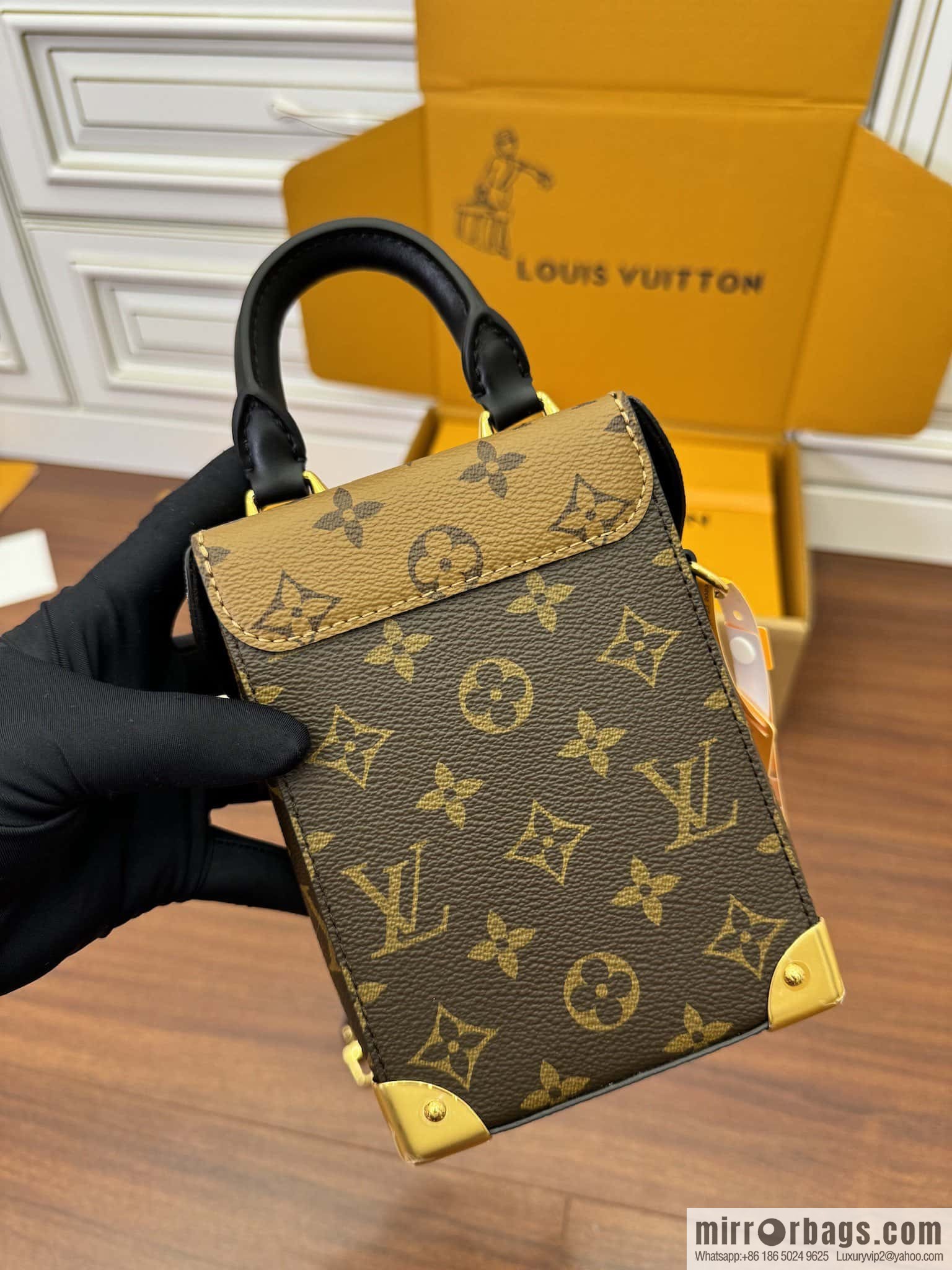 LV M82465 CAMERA BOX handbag