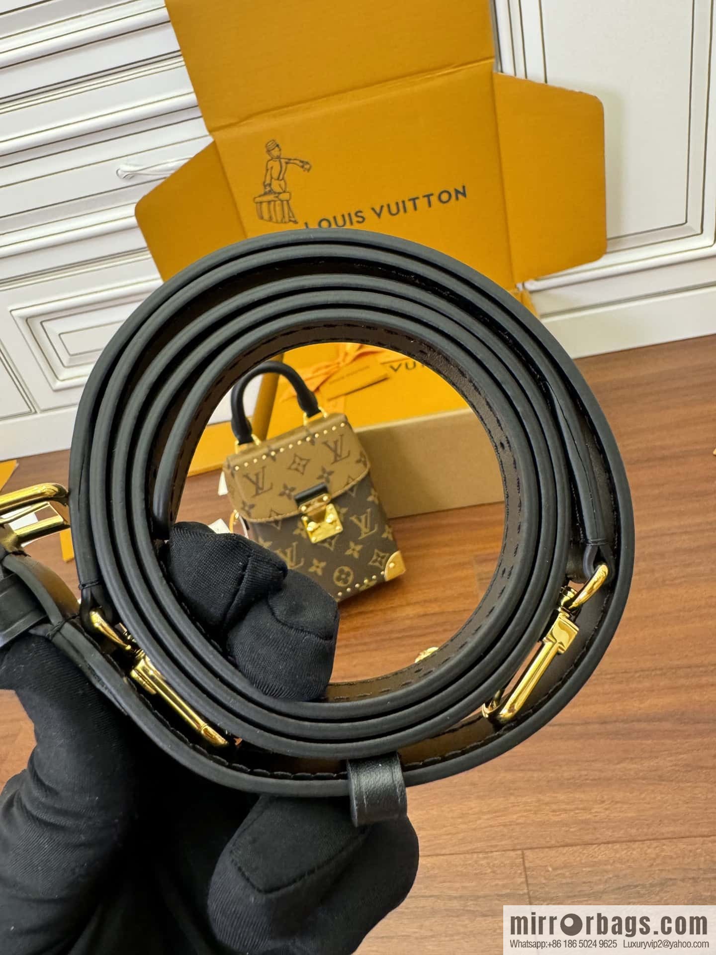 LV M82465 CAMERA BOX handbag