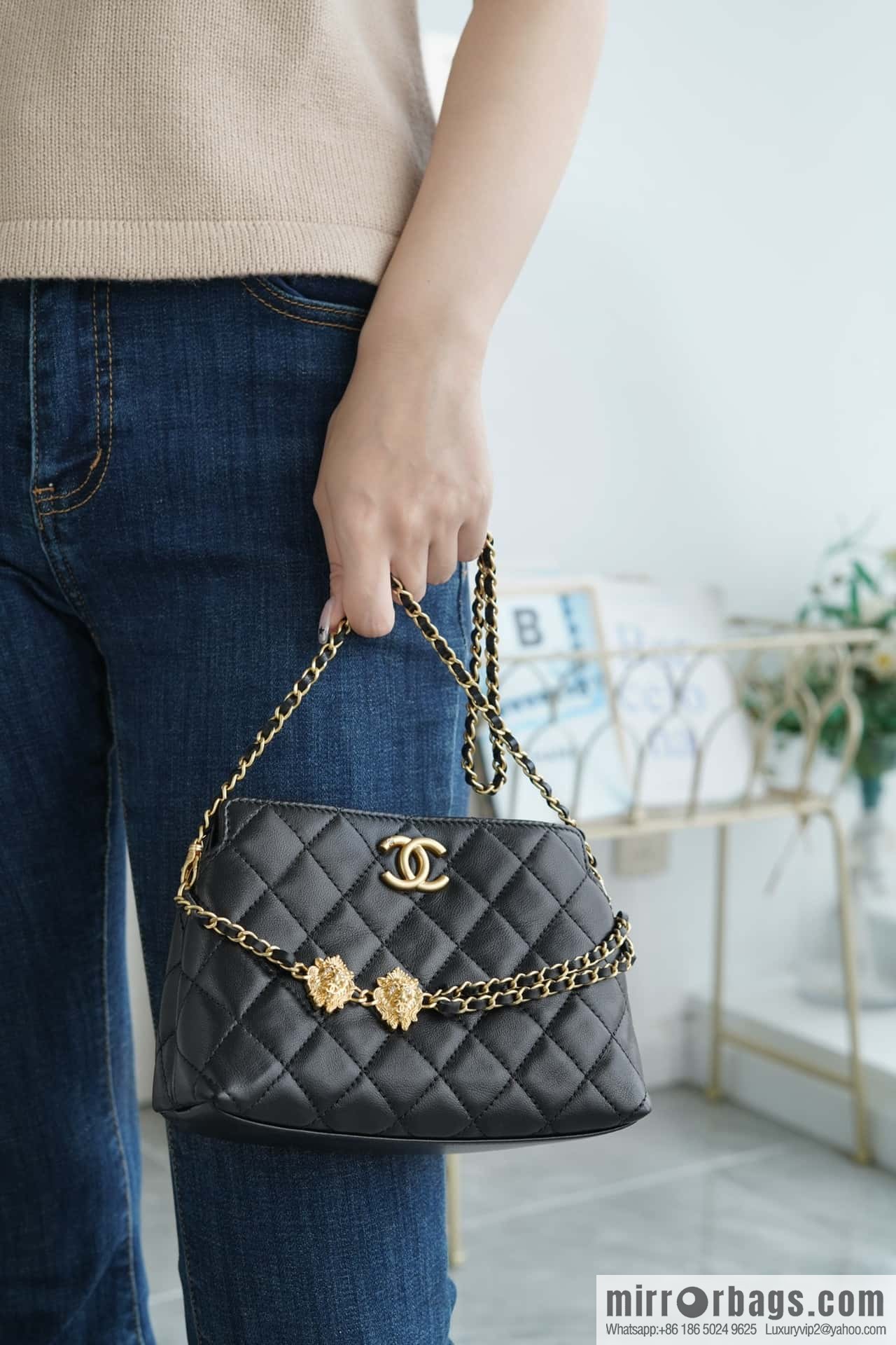 CHANEL 23A Handmade workshop chain strap lion, armpit bag 🦁 AP3429