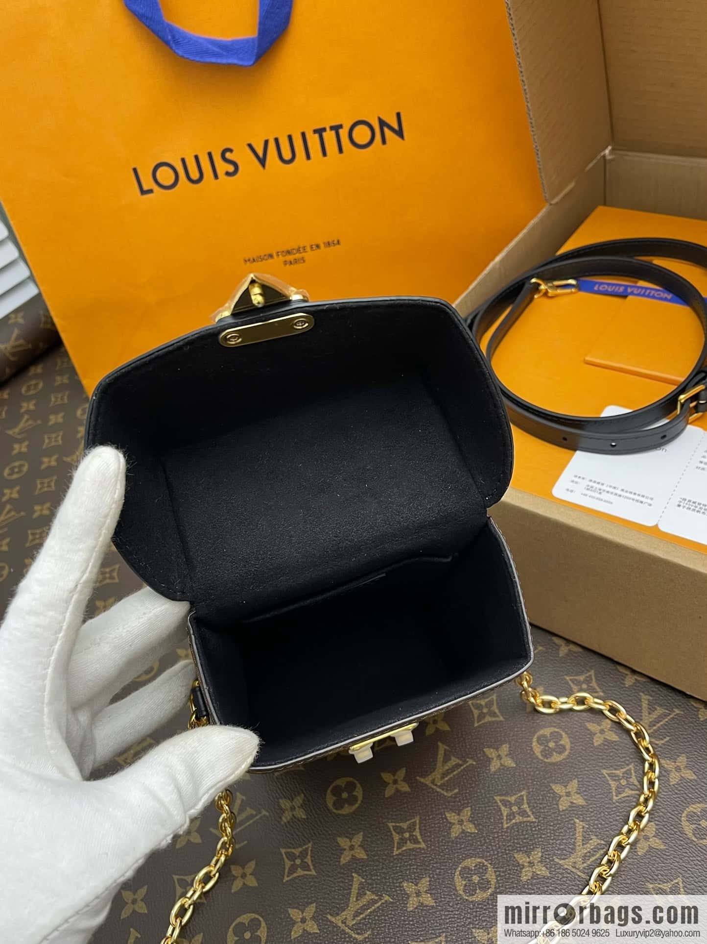 Louis Vuitton M82465 Camera Box
