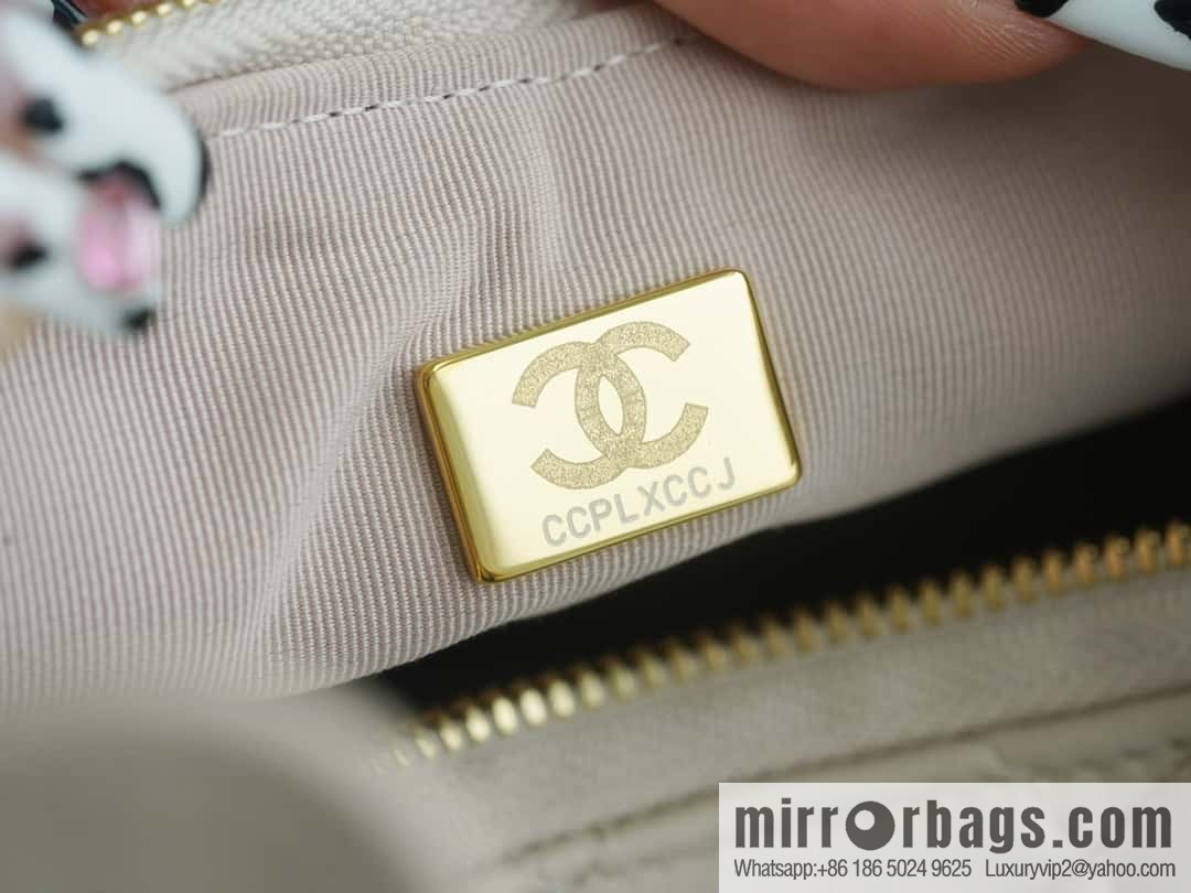 CHANEL 23p Moon/Crescent Pack AS3917 Milk Apricot