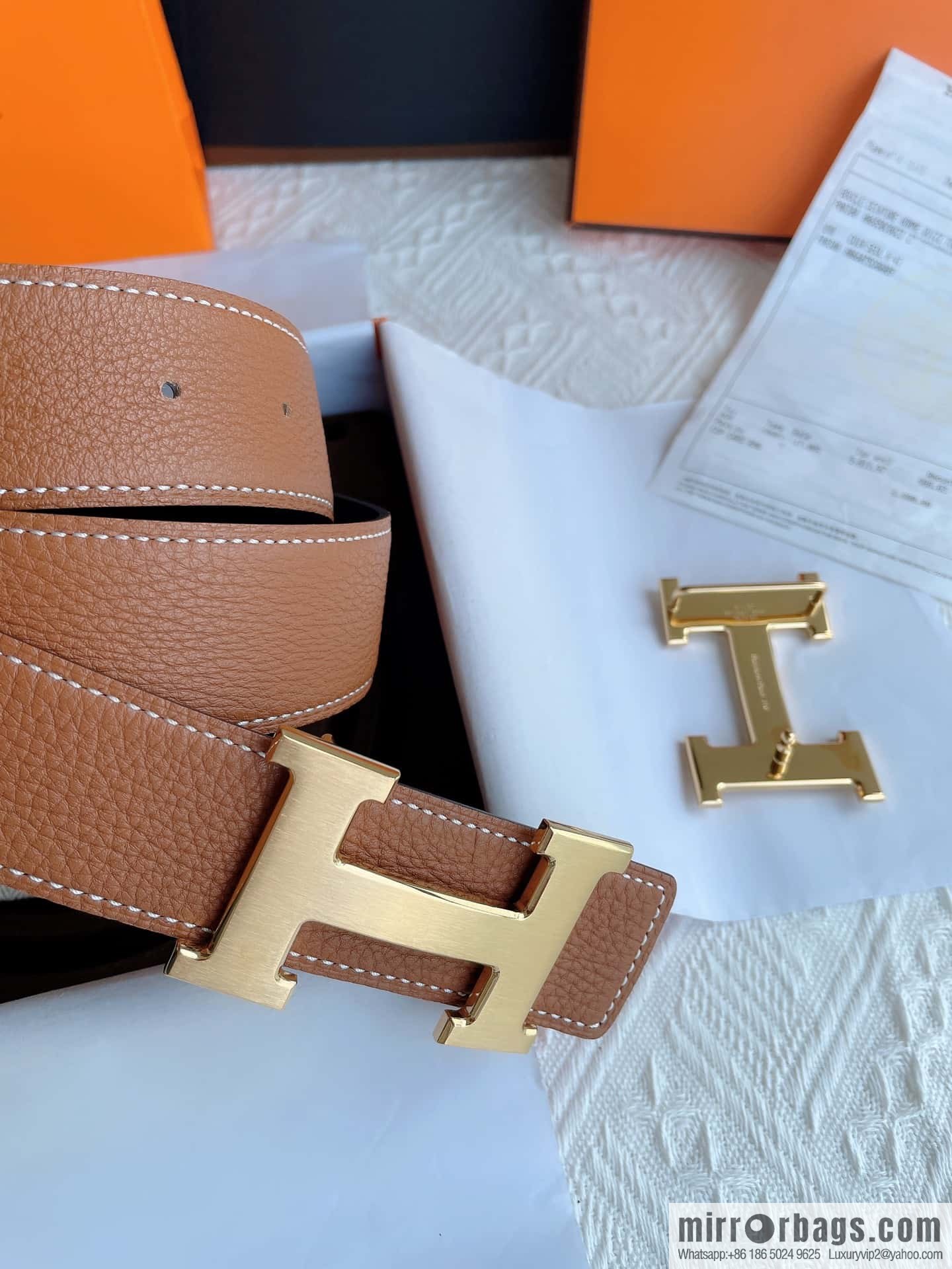 Hermès, the original double-sided version is the classic men's 38mm belt with the first layer of leather.