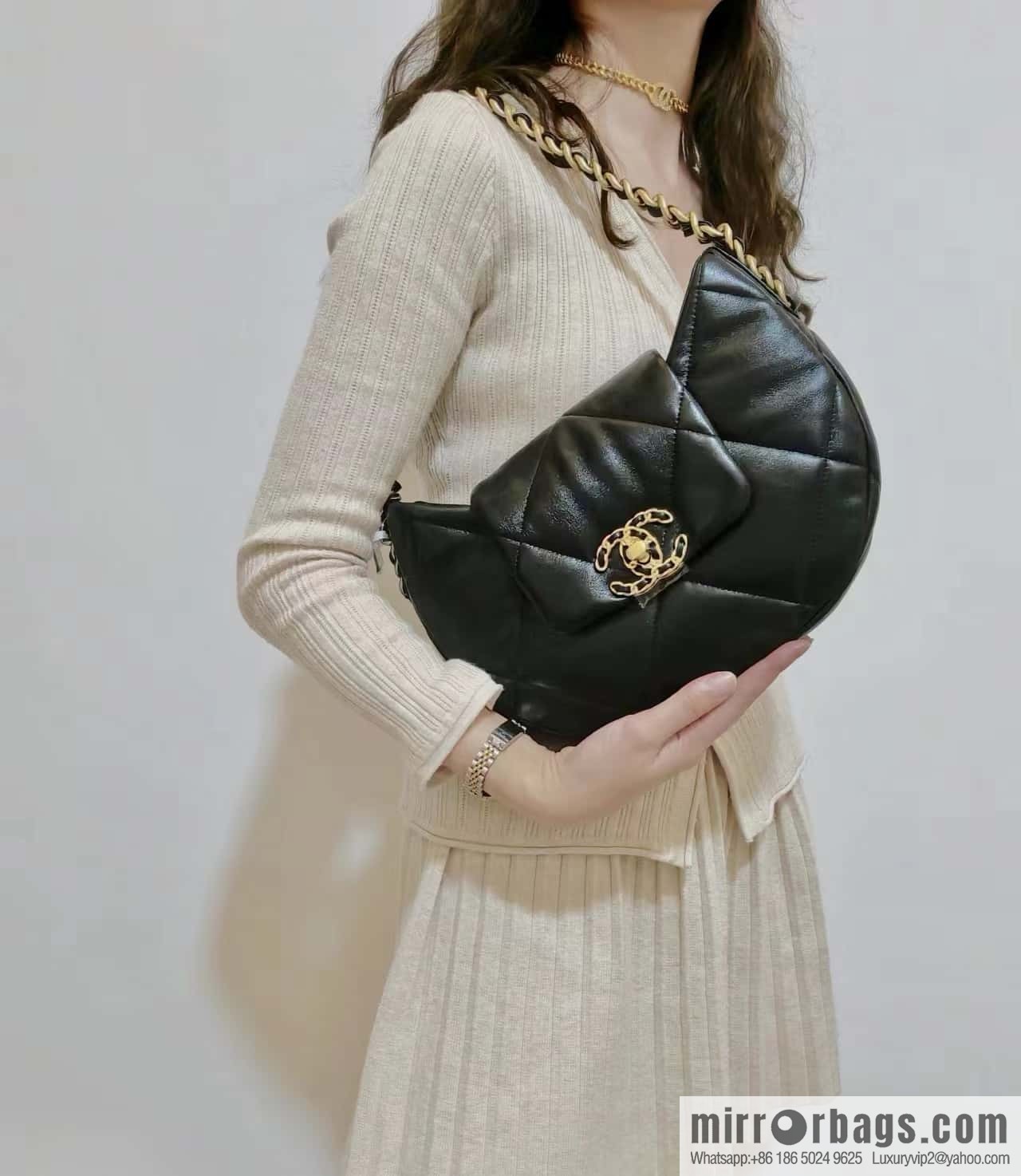 CHANEL 24C Early Spring Holiday Series 19bag Underarm Dumpling Bag AS4638