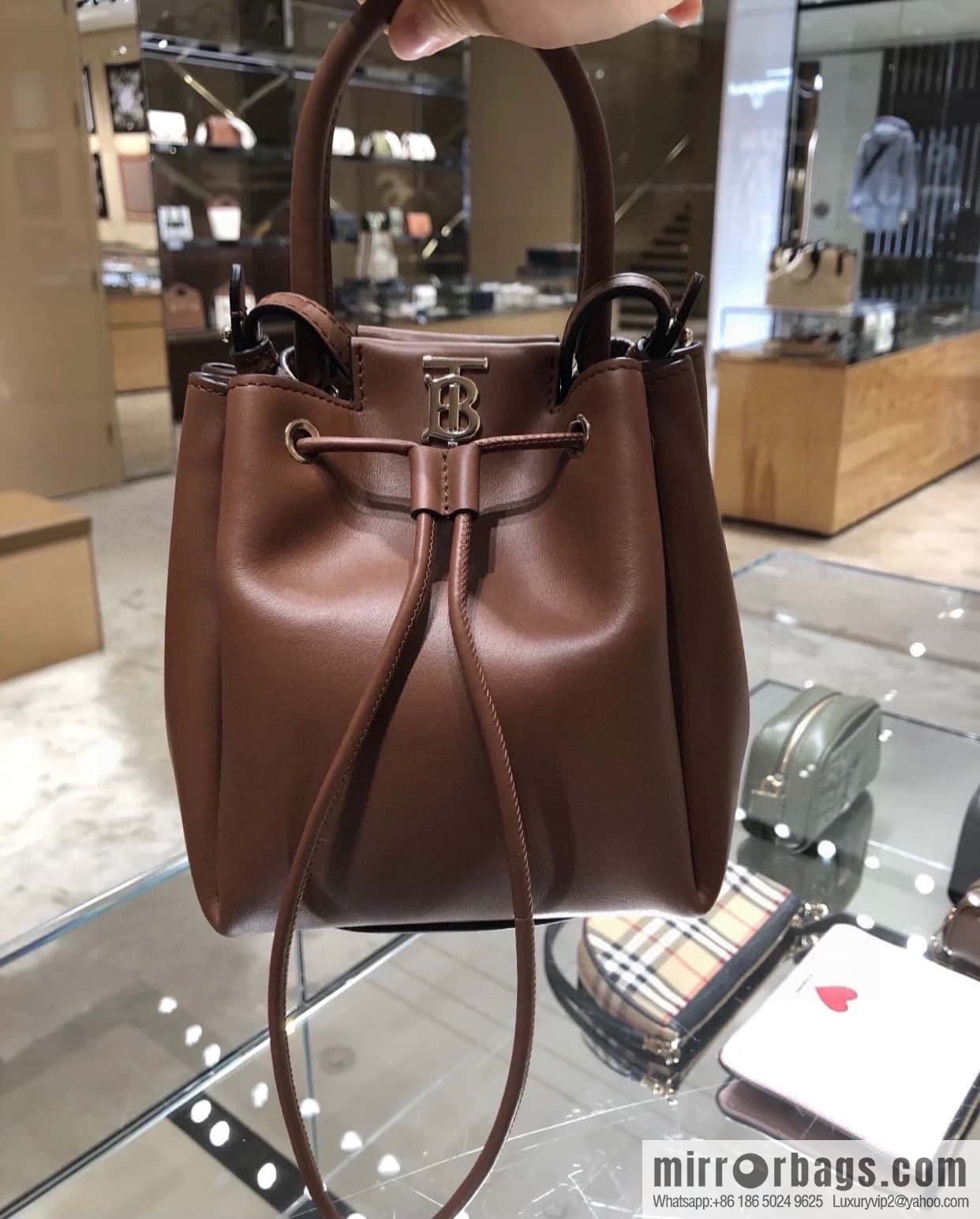 Burberry Burberry three-dimensional bucket bag caramel color