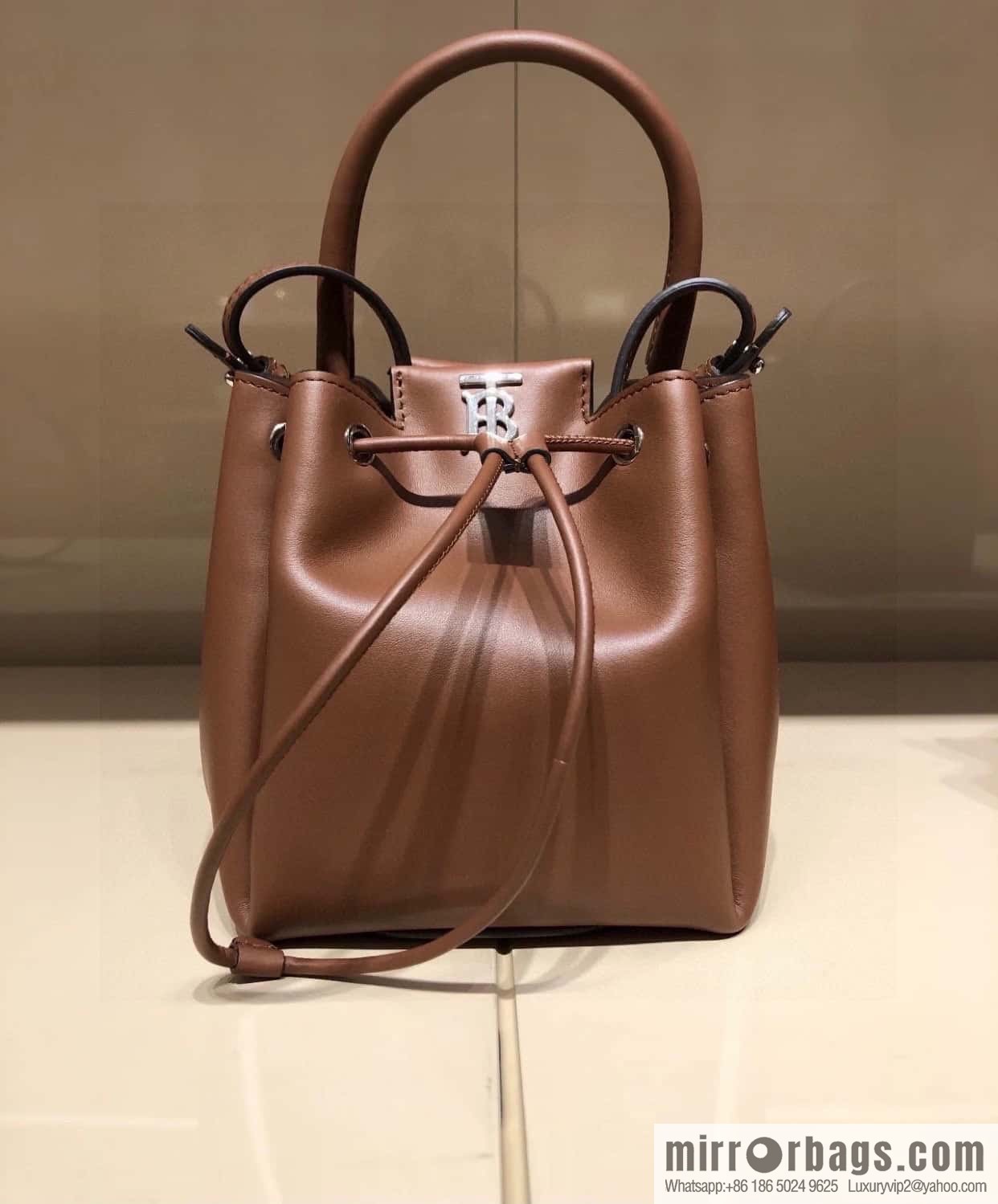 Burberry Burberry three-dimensional bucket bag caramel color