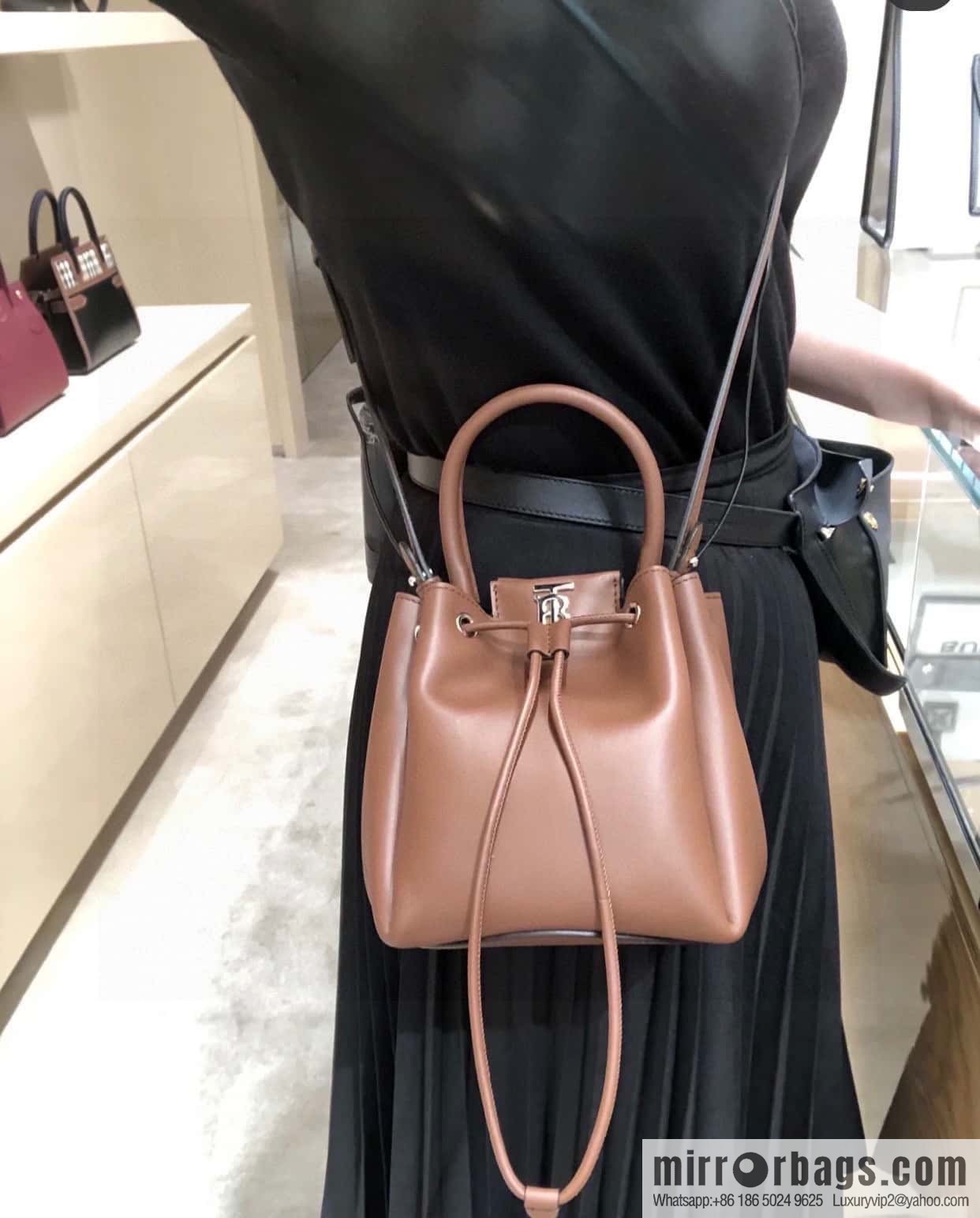 Burberry Burberry three-dimensional bucket bag caramel color