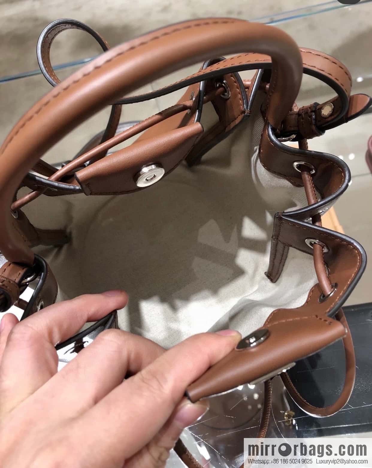 Burberry Burberry three-dimensional bucket bag caramel color