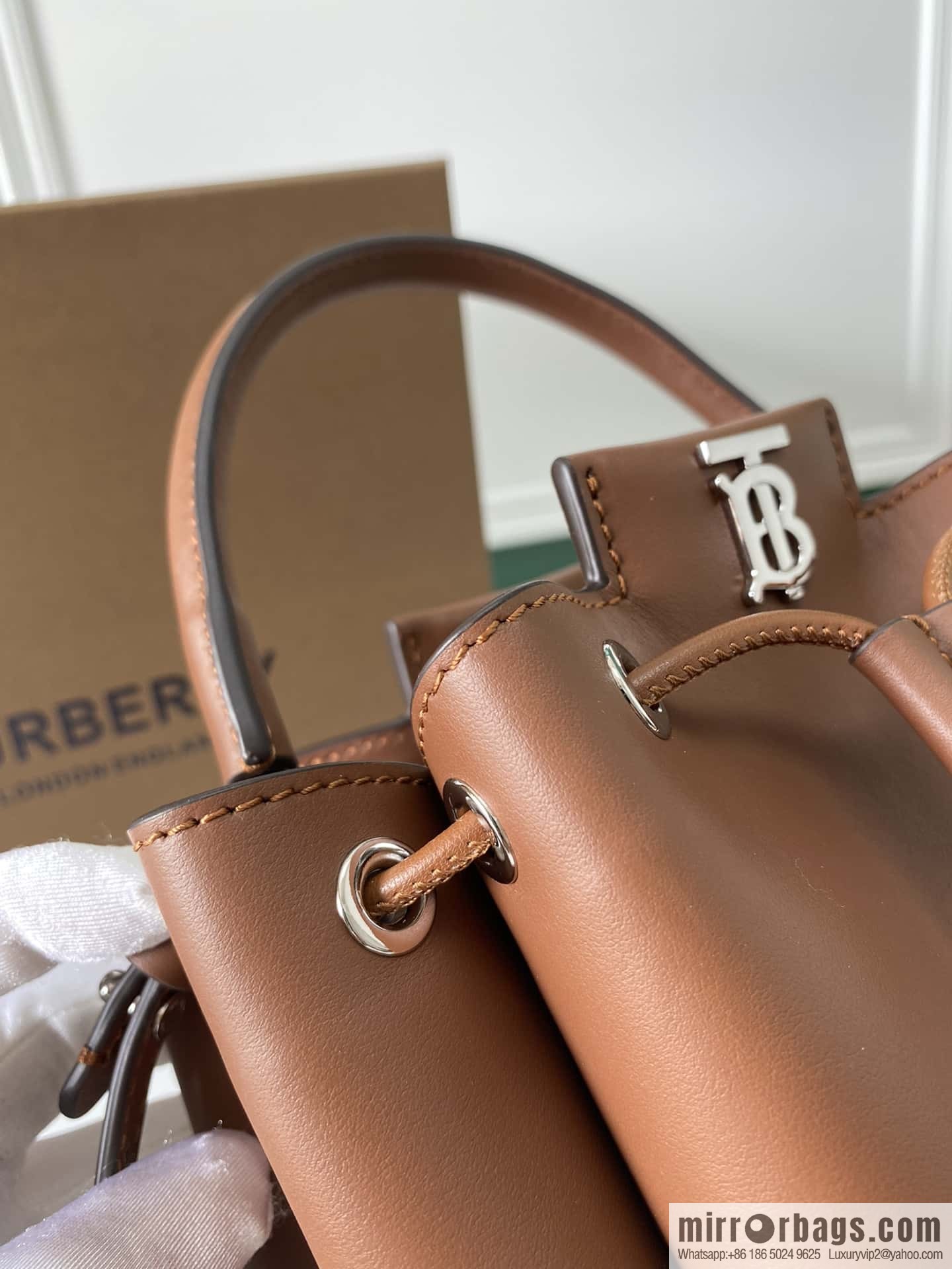 Burberry Burberry three-dimensional bucket bag caramel color