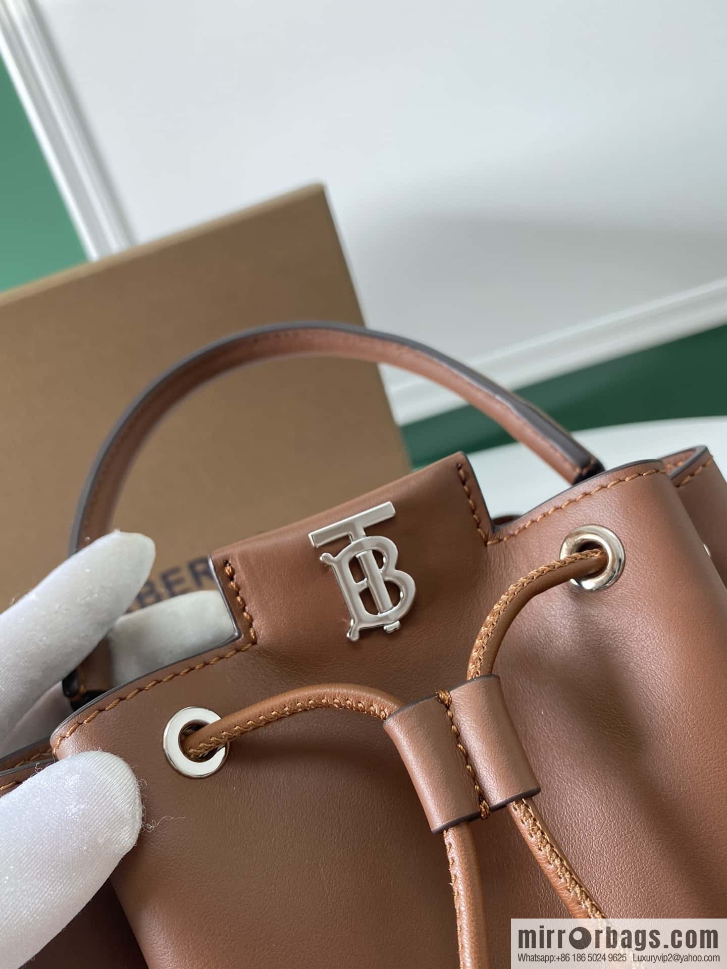 Burberry Burberry three-dimensional bucket bag caramel color