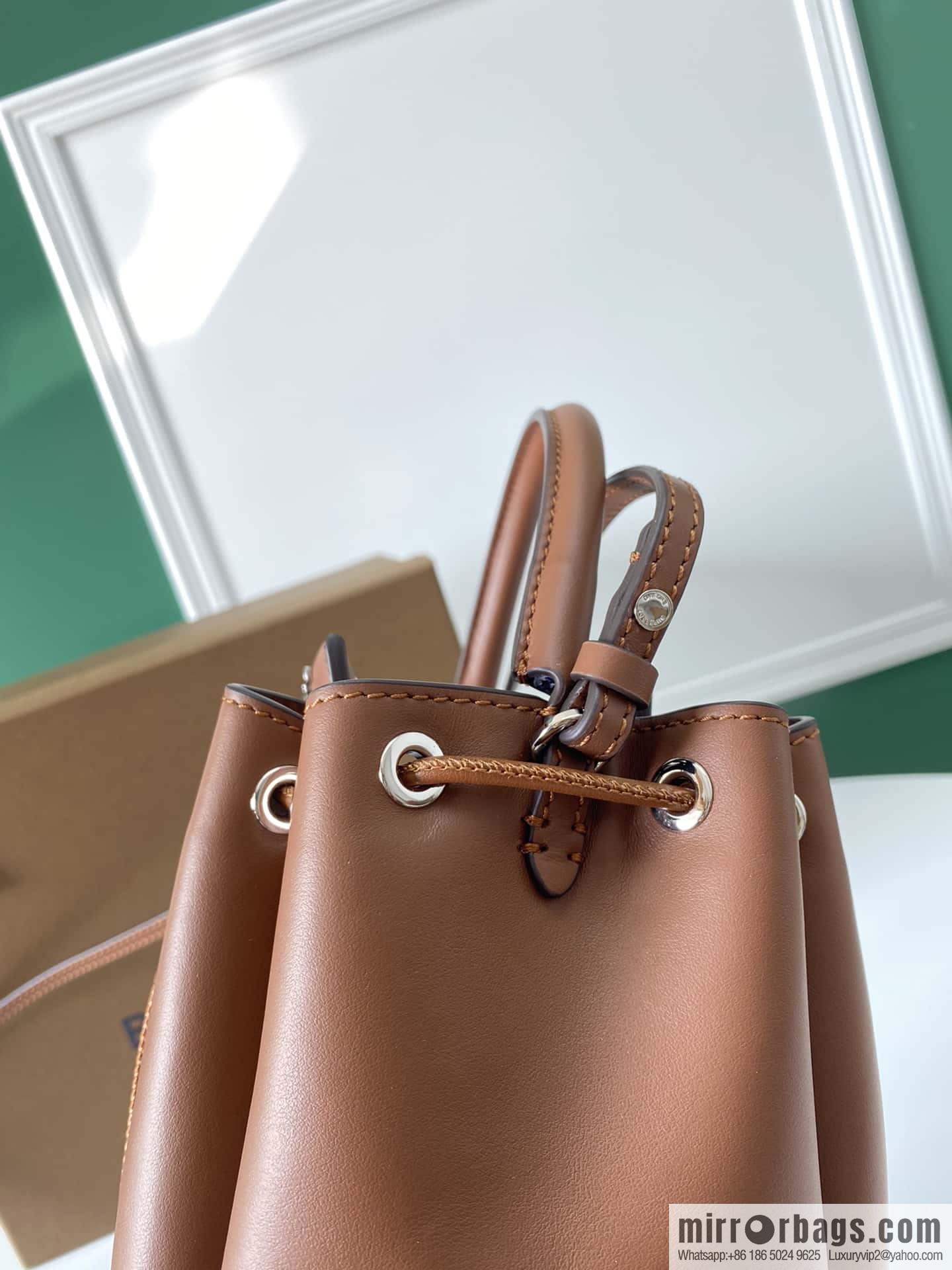 Burberry Burberry three-dimensional bucket bag caramel color