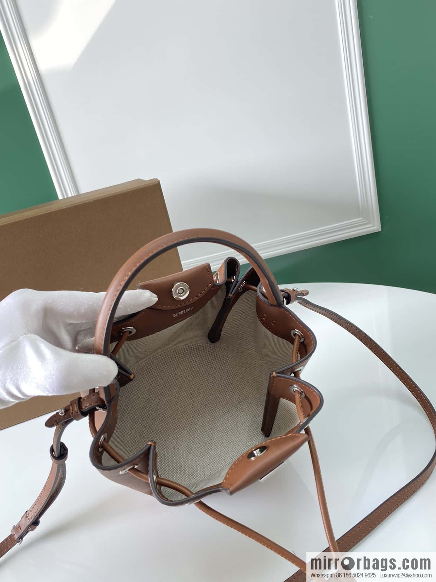 Burberry Burberry three-dimensional bucket bag caramel color