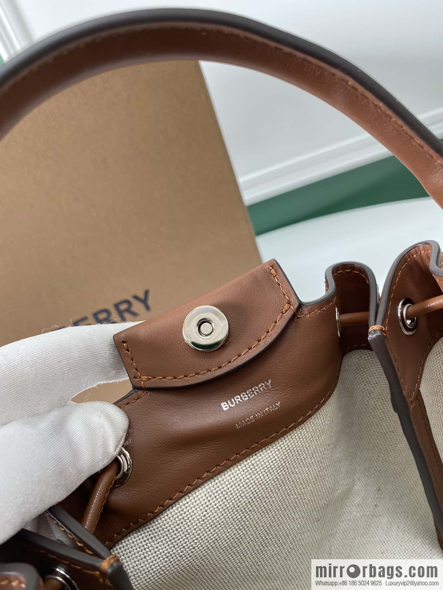 Burberry Burberry three-dimensional bucket bag caramel color