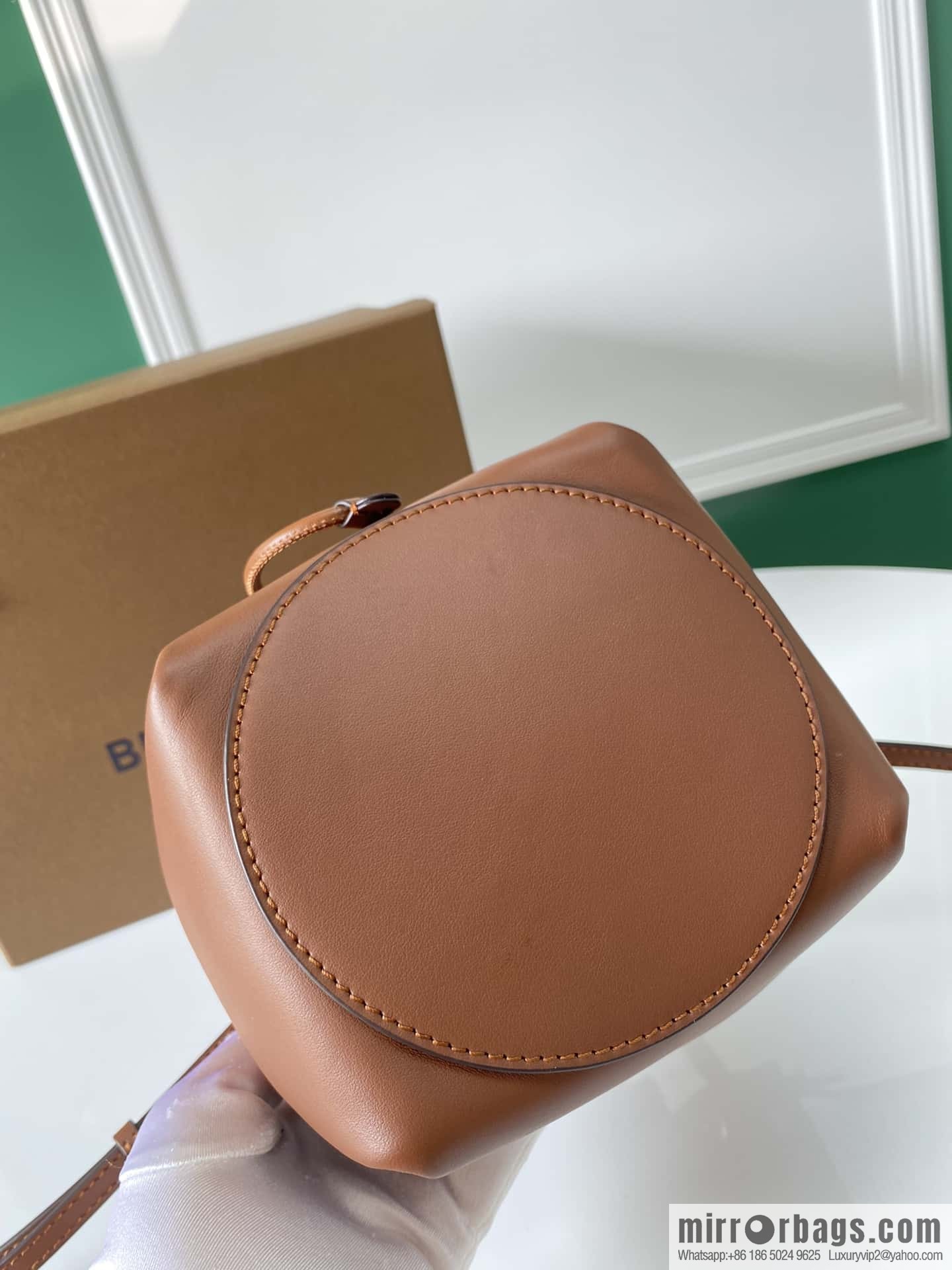 Burberry Burberry three-dimensional bucket bag caramel color