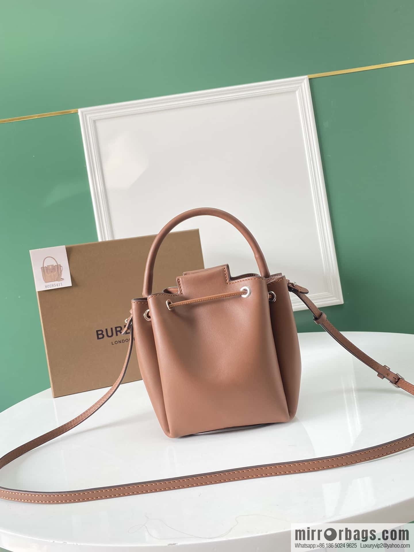 Burberry Burberry three-dimensional bucket bag caramel color