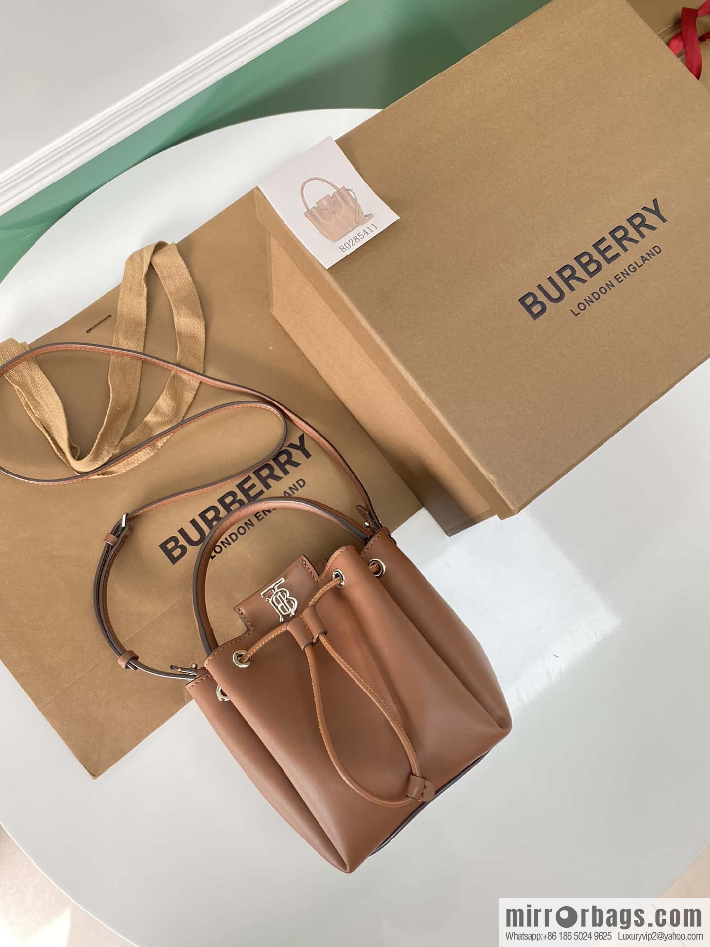 Burberry Burberry three-dimensional bucket bag caramel color