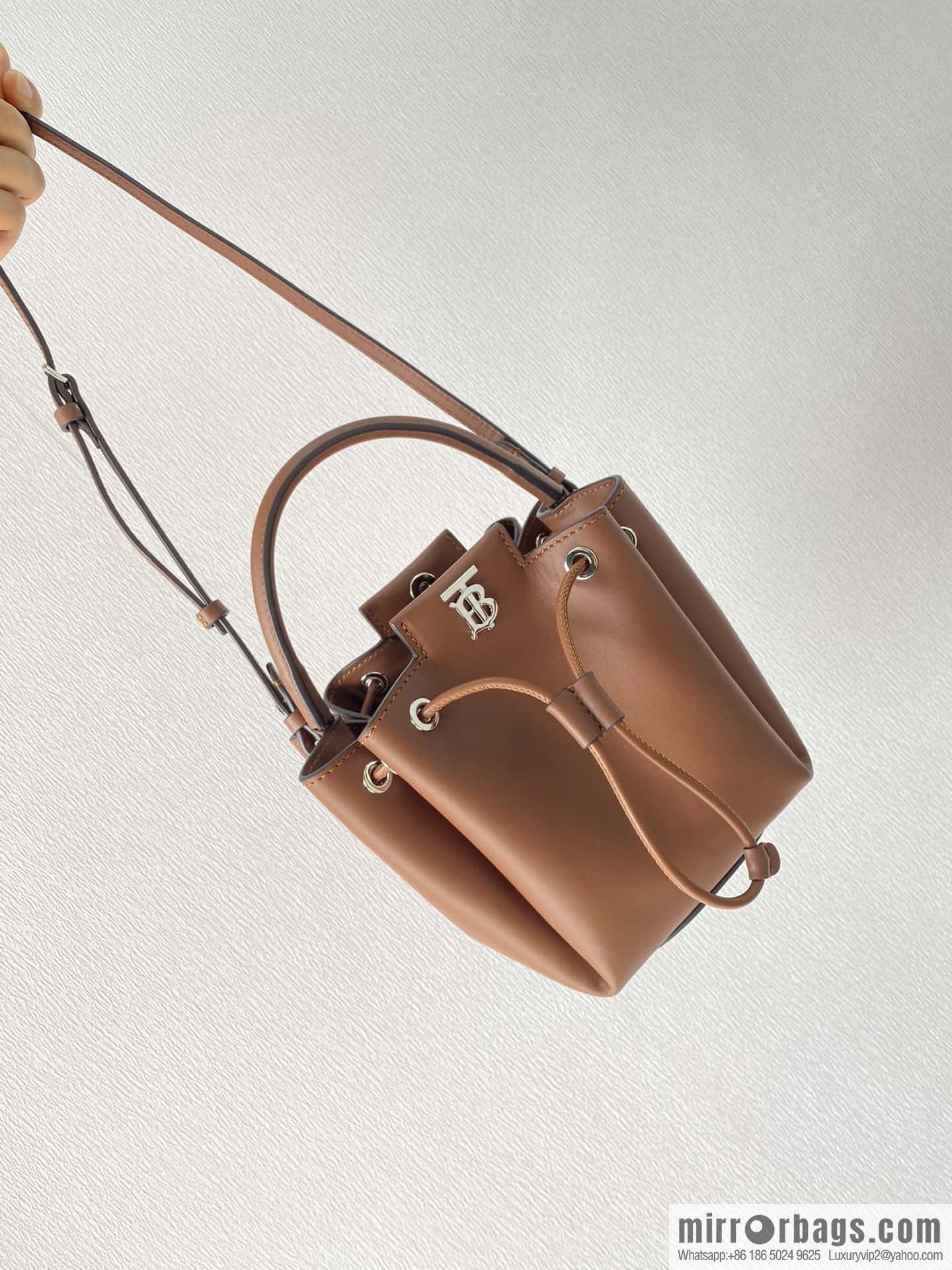 Burberry Burberry three-dimensional bucket bag caramel color