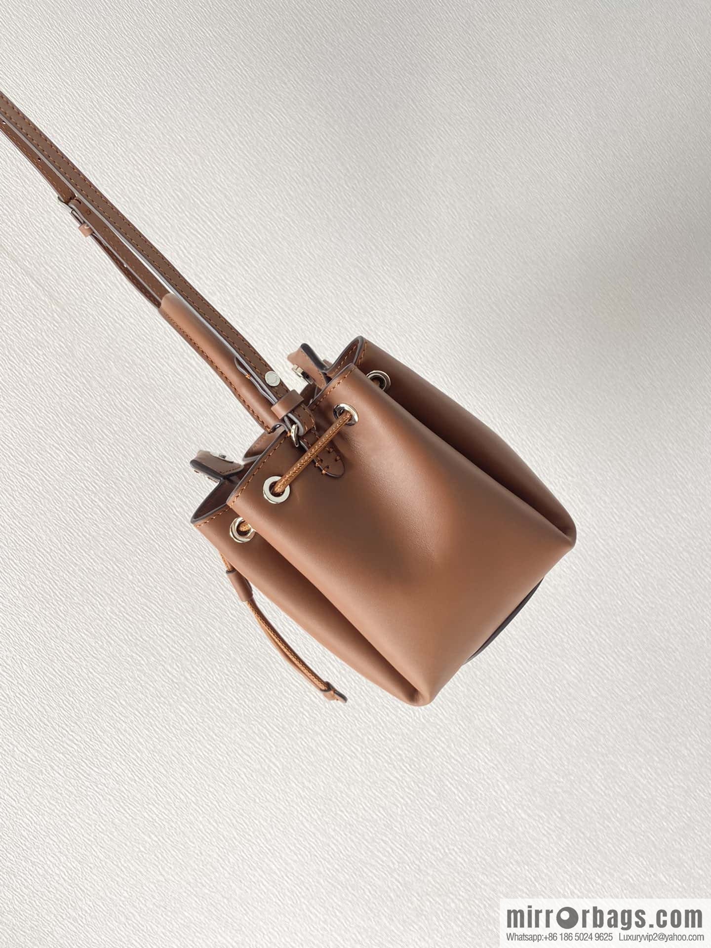 Burberry Burberry three-dimensional bucket bag caramel color