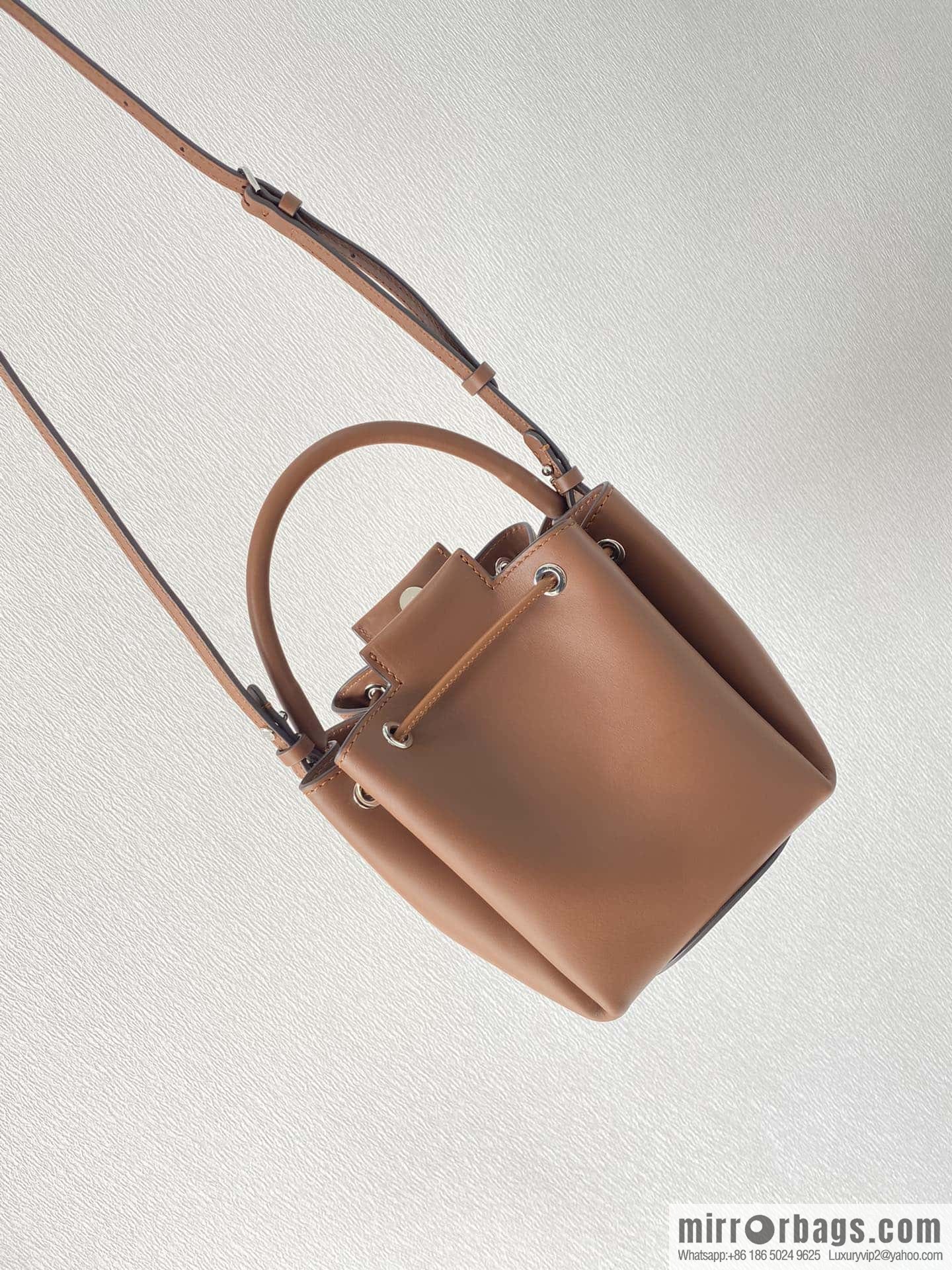 Burberry Burberry three-dimensional bucket bag caramel color