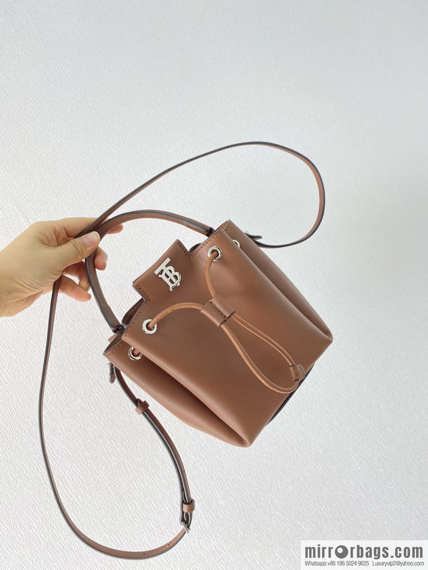 Burberry Burberry three-dimensional bucket bag caramel color