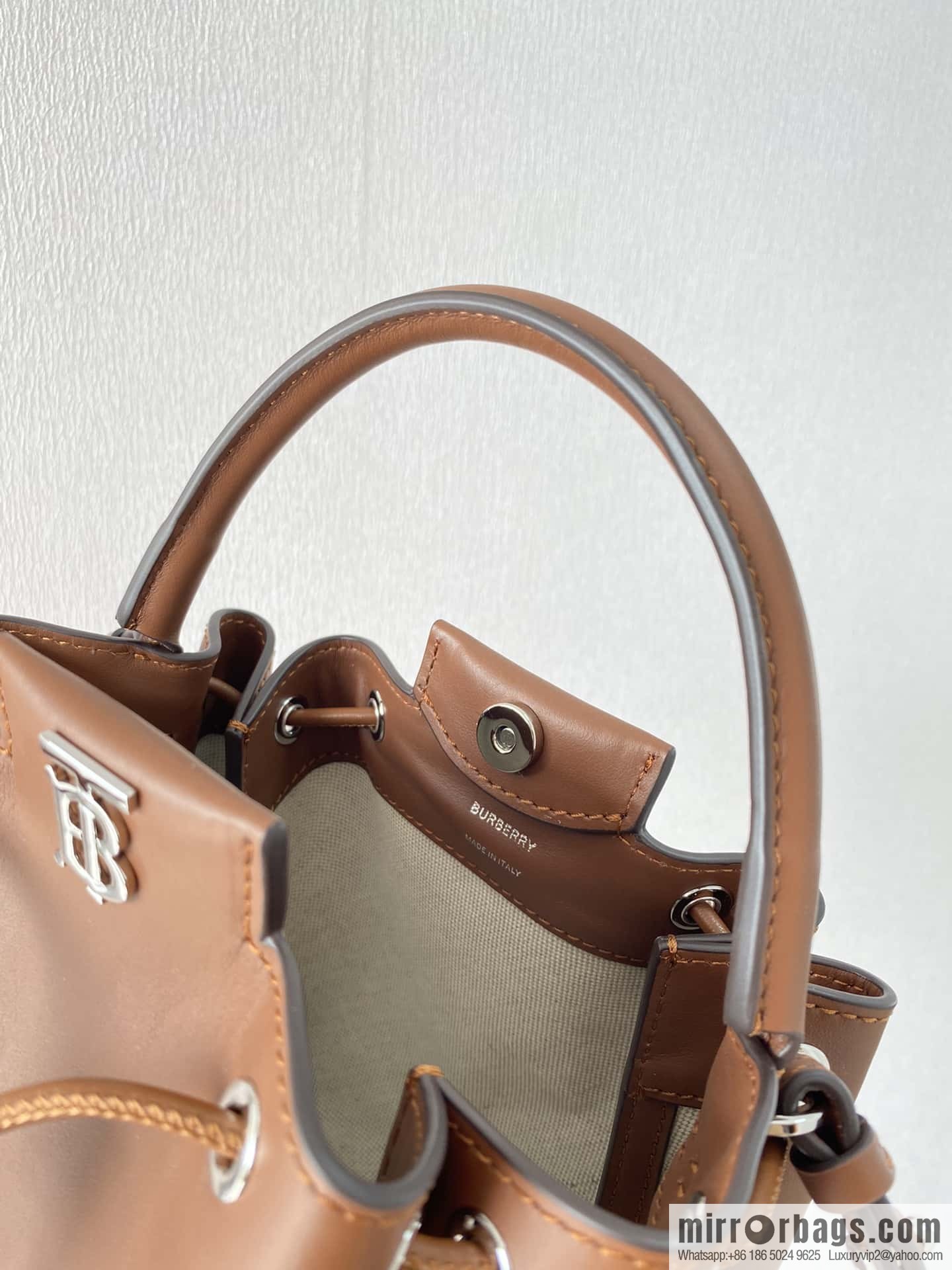 Burberry Burberry three-dimensional bucket bag caramel color