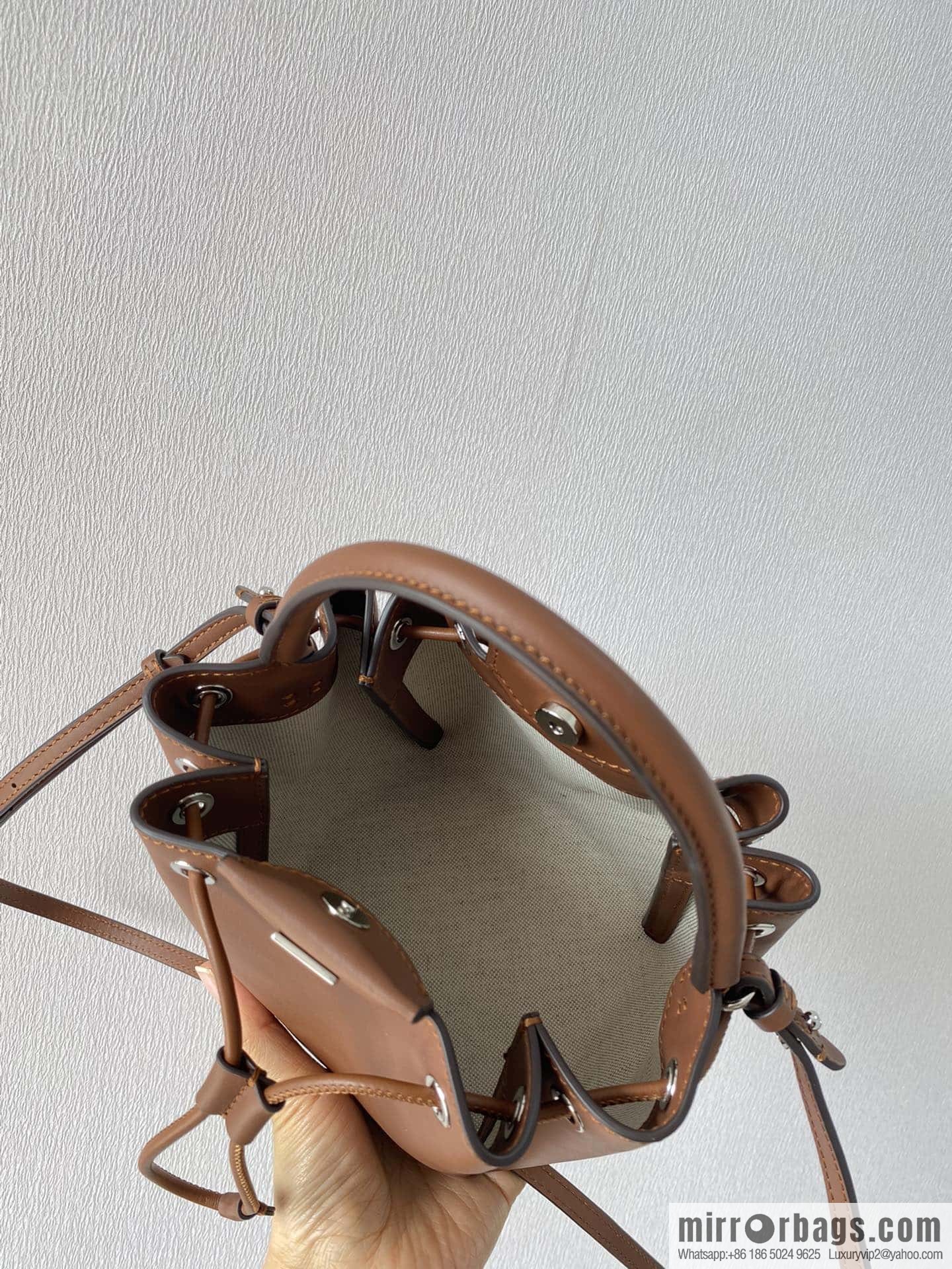 Burberry Burberry three-dimensional bucket bag caramel color