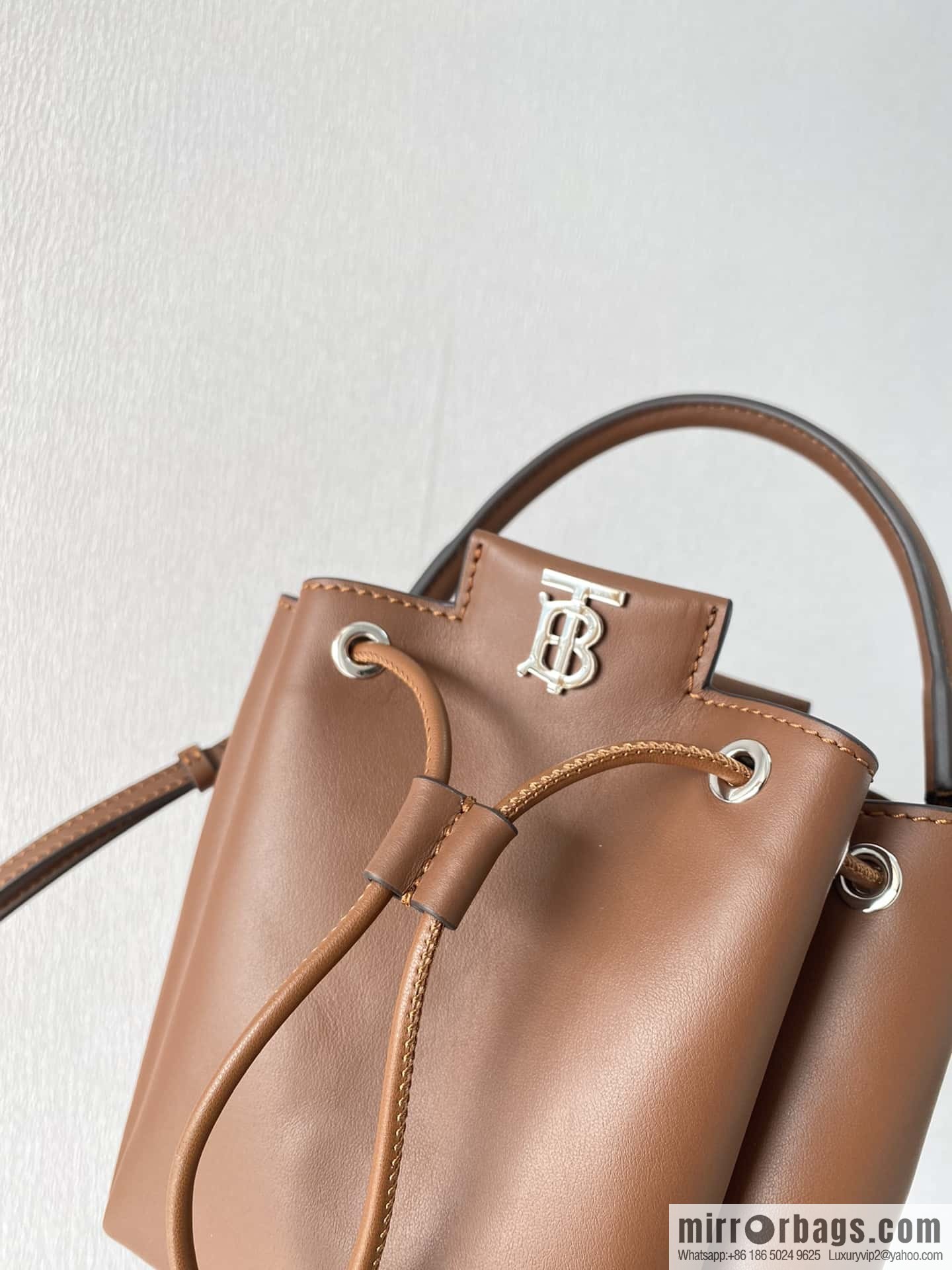 Burberry Burberry three-dimensional bucket bag caramel color