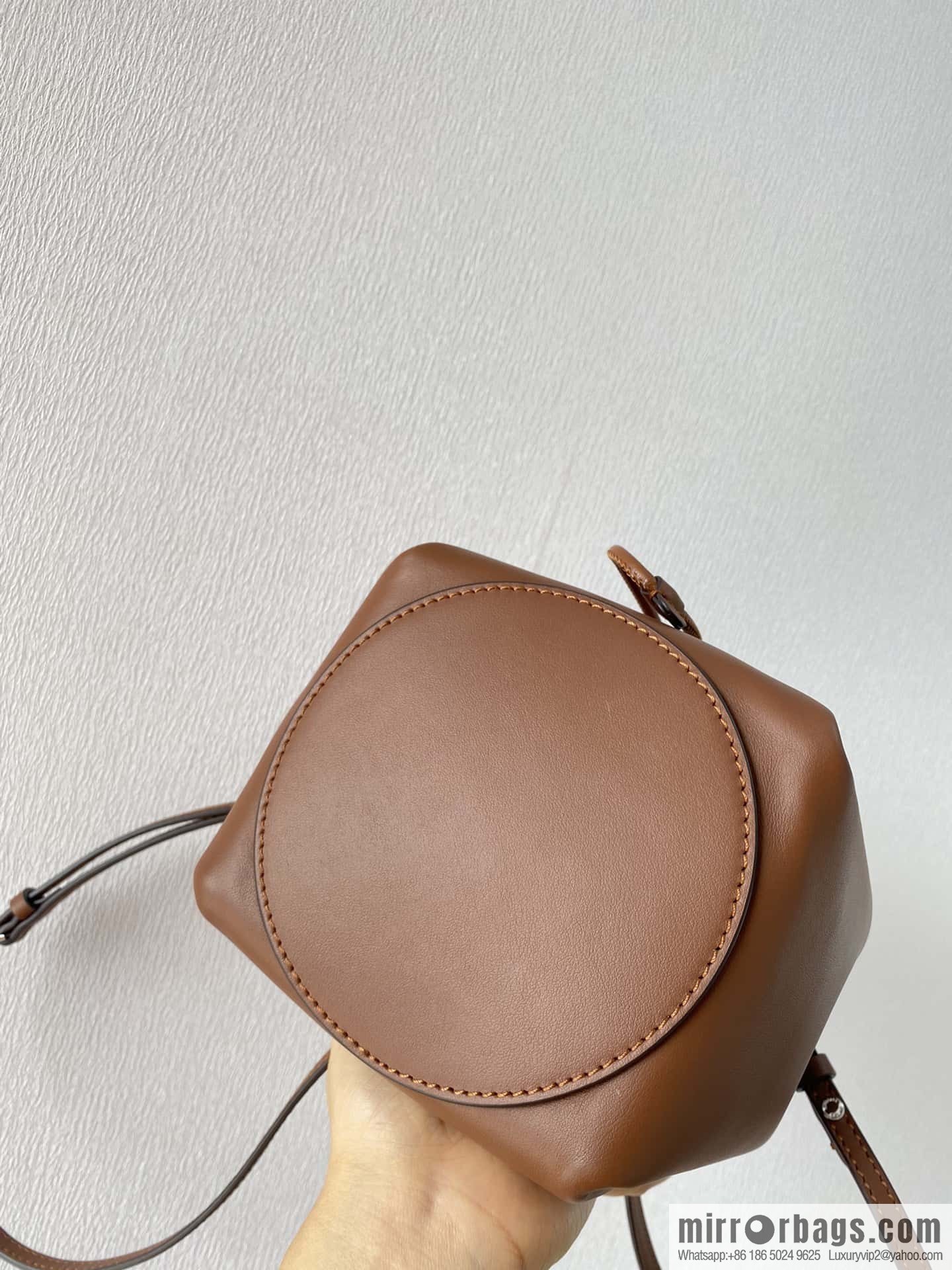 Burberry Burberry three-dimensional bucket bag caramel color