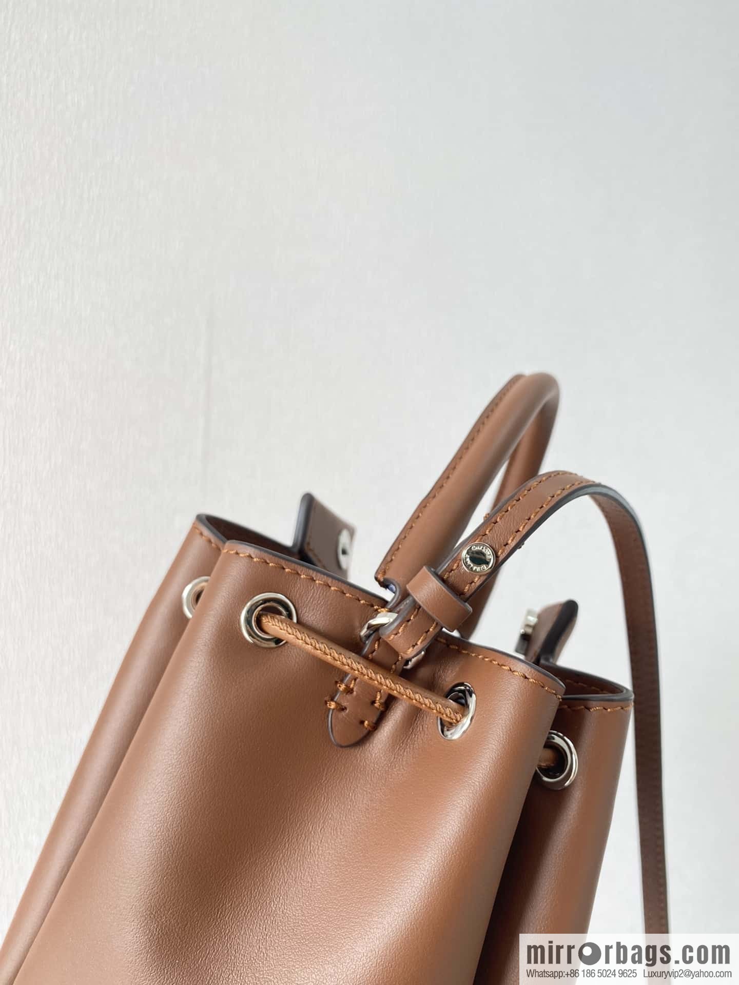 Burberry Burberry three-dimensional bucket bag caramel color
