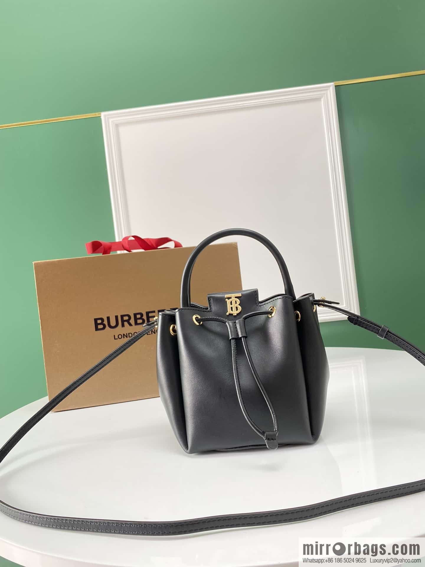 Burberry Burberry three-dimensional bucket bag black