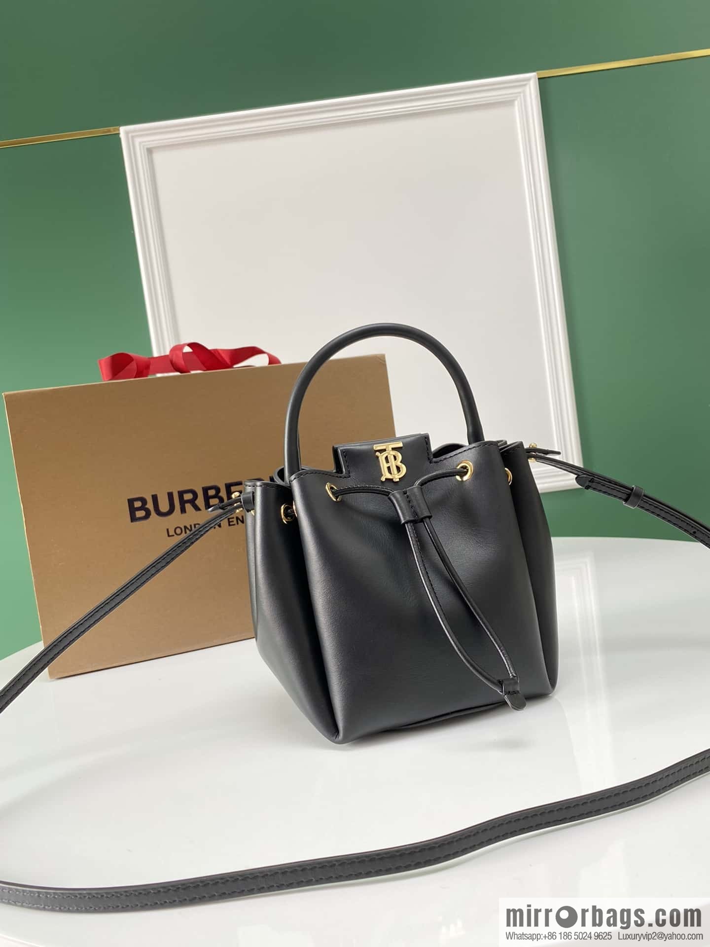 Burberry Burberry three-dimensional bucket bag black