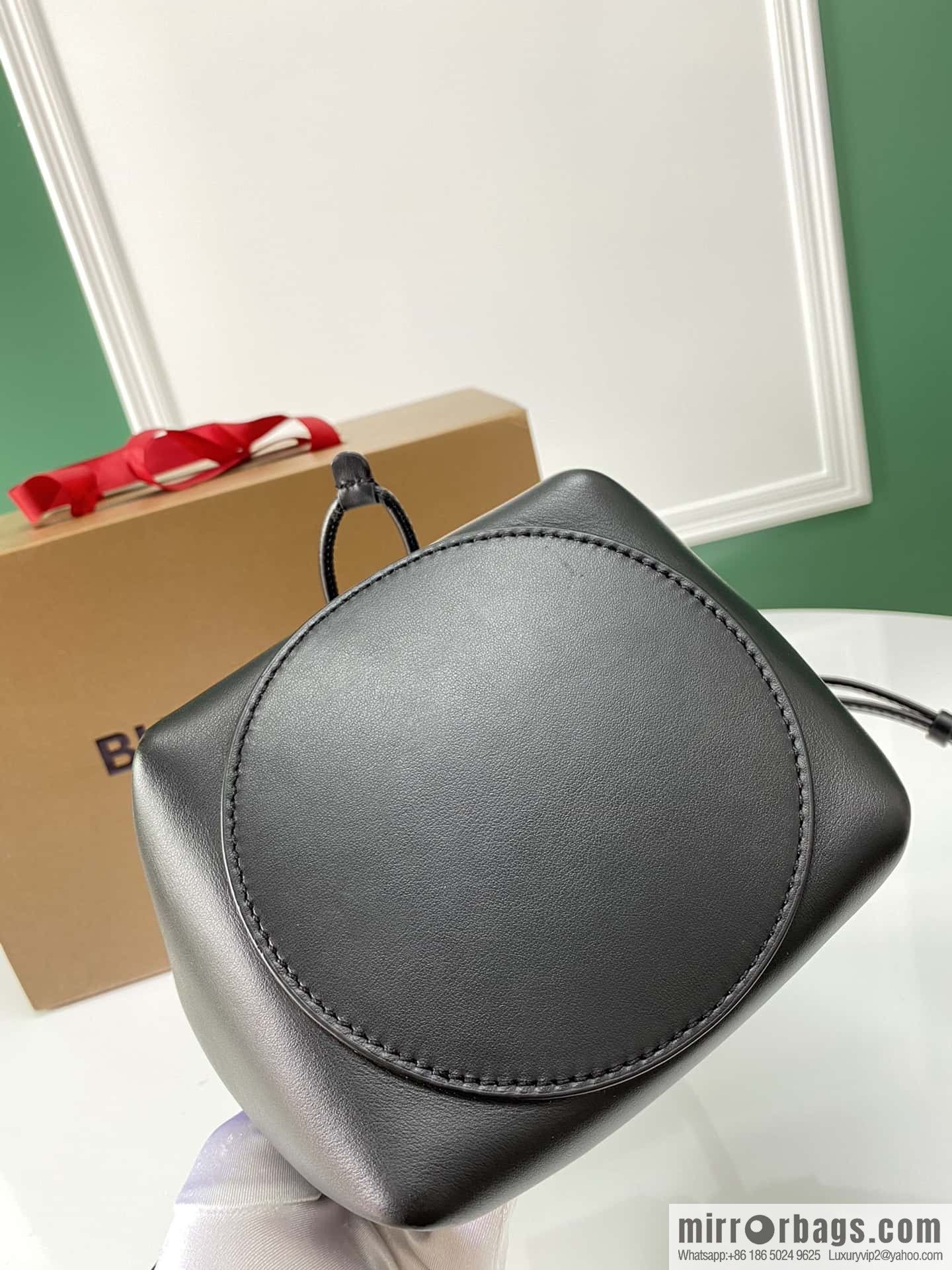 Burberry Burberry three-dimensional bucket bag black