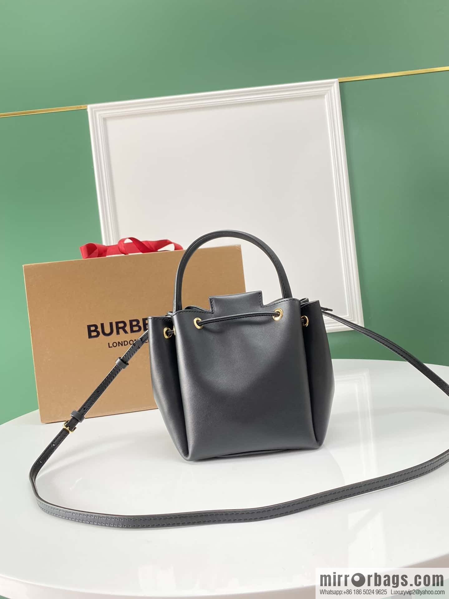 Burberry Burberry three-dimensional bucket bag black
