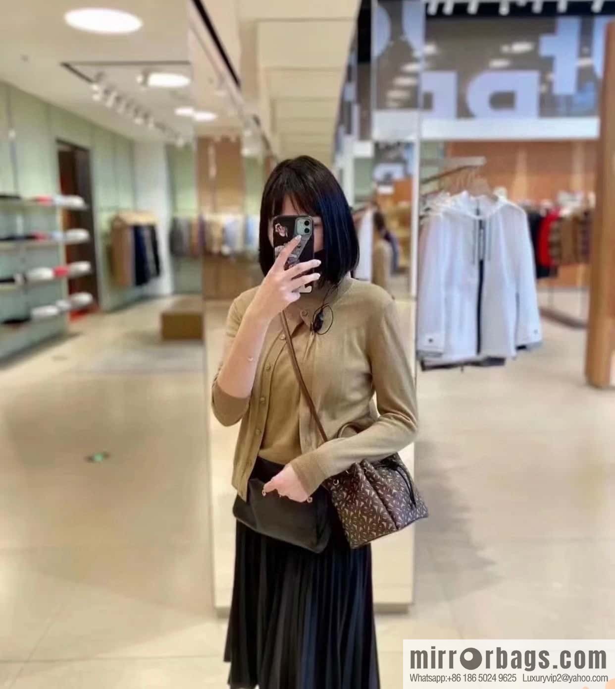 Burberry Burberry three-dimensional bucket bag printed