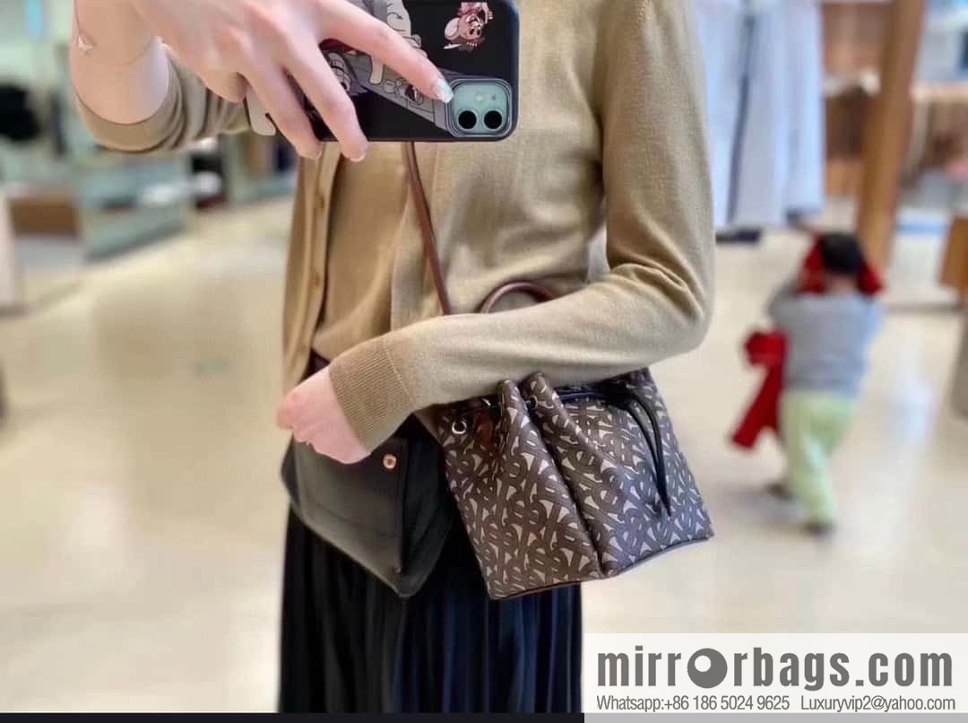 Burberry Burberry three-dimensional bucket bag printed