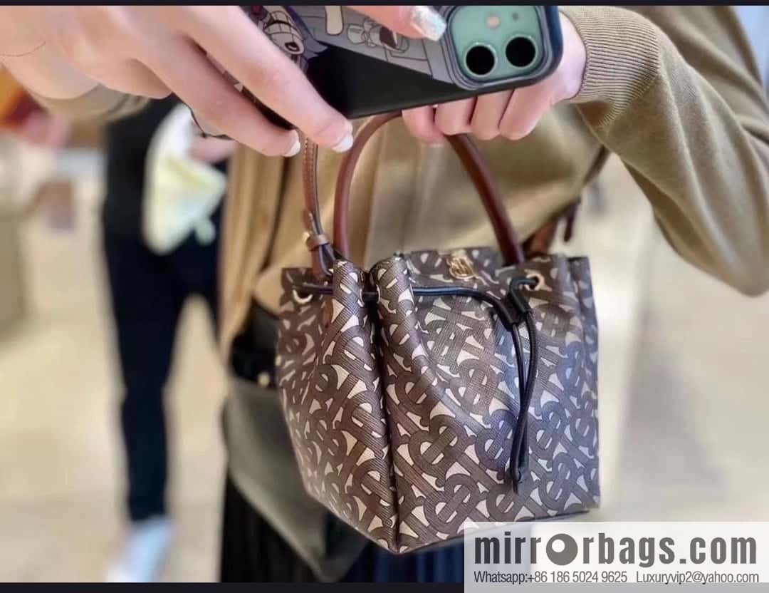 Burberry Burberry three-dimensional bucket bag printed