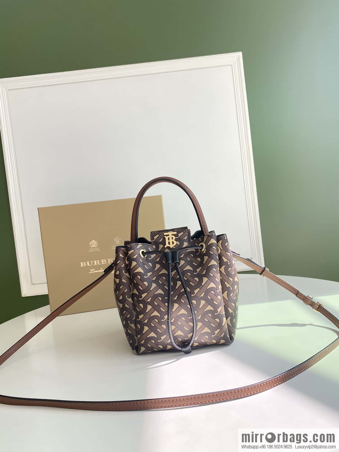 Burberry Burberry three-dimensional bucket bag printed