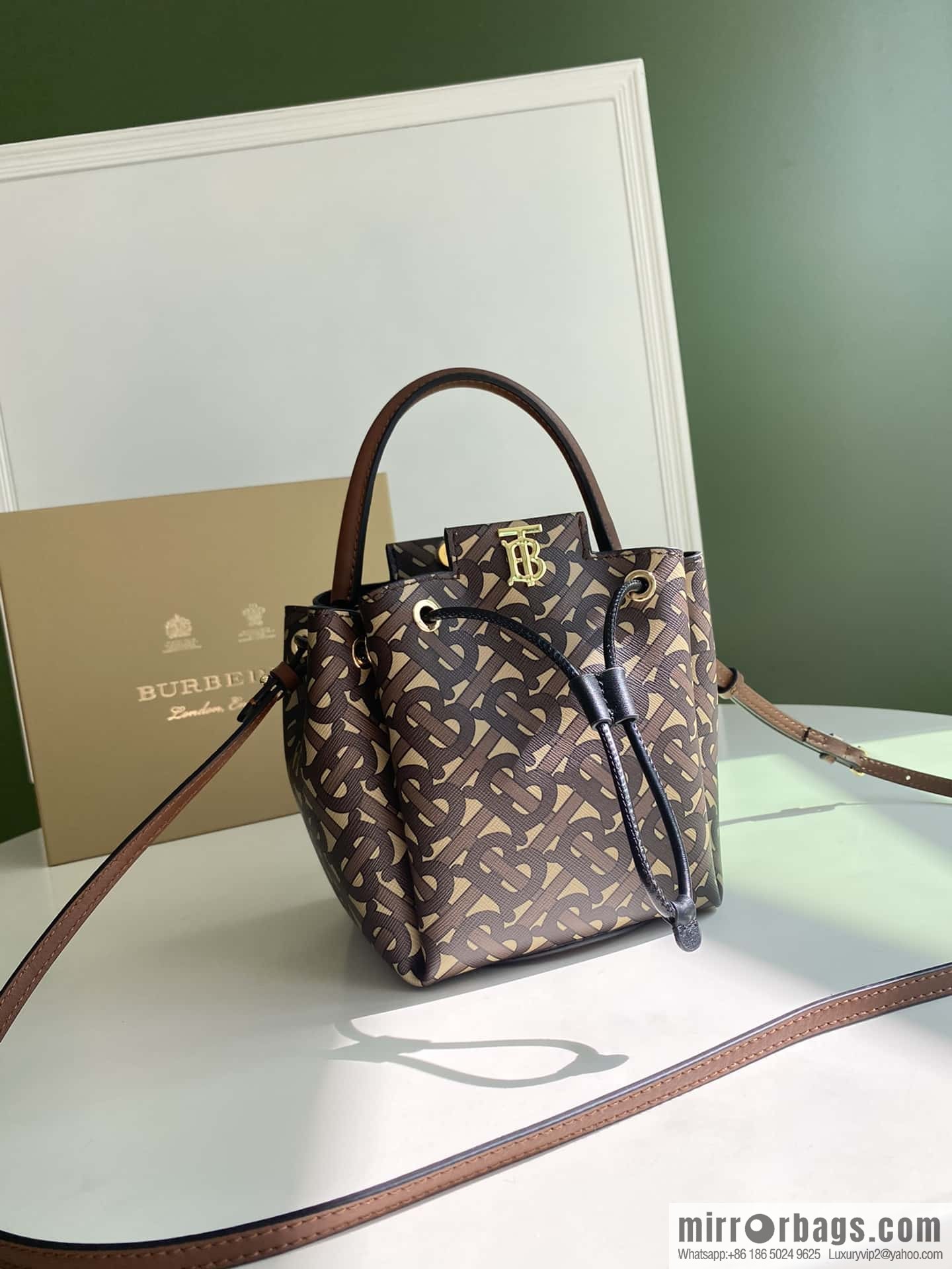 Burberry Burberry three-dimensional bucket bag printed
