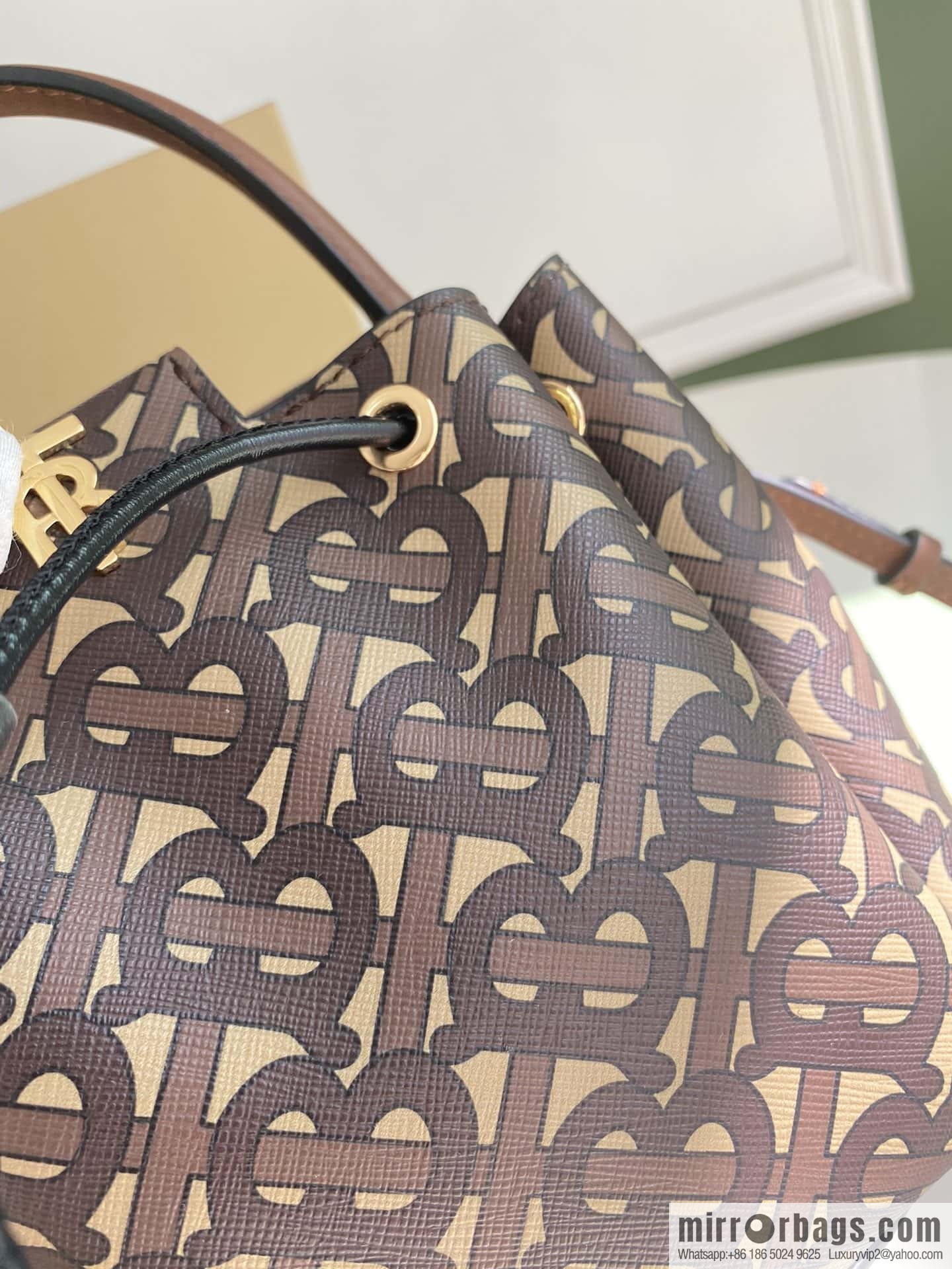 Burberry Burberry three-dimensional bucket bag printed