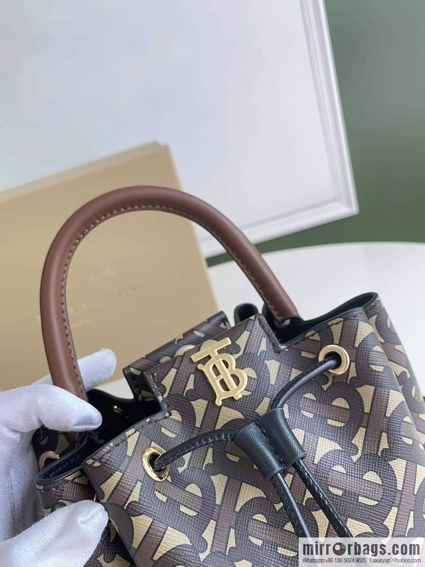Burberry Burberry three-dimensional bucket bag printed