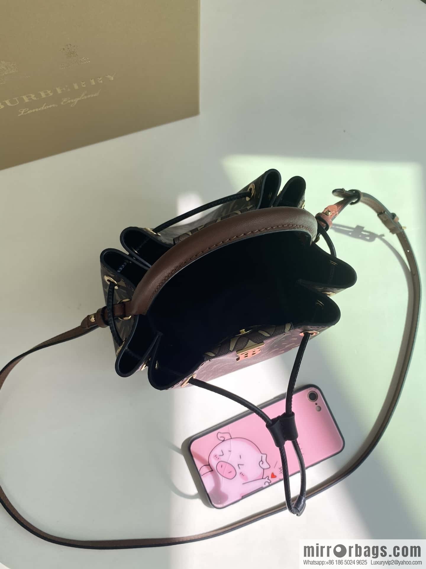 Burberry Burberry three-dimensional bucket bag printed