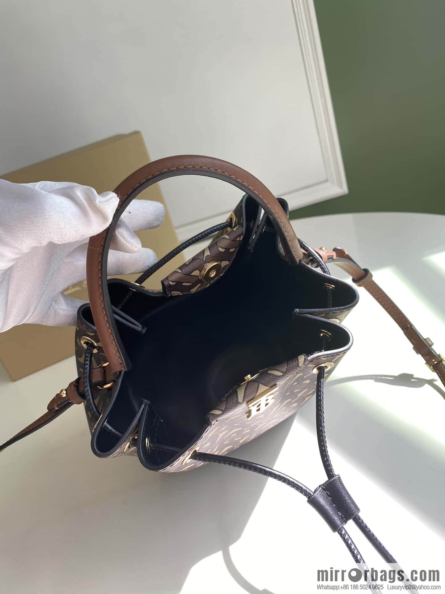Burberry Burberry three-dimensional bucket bag printed